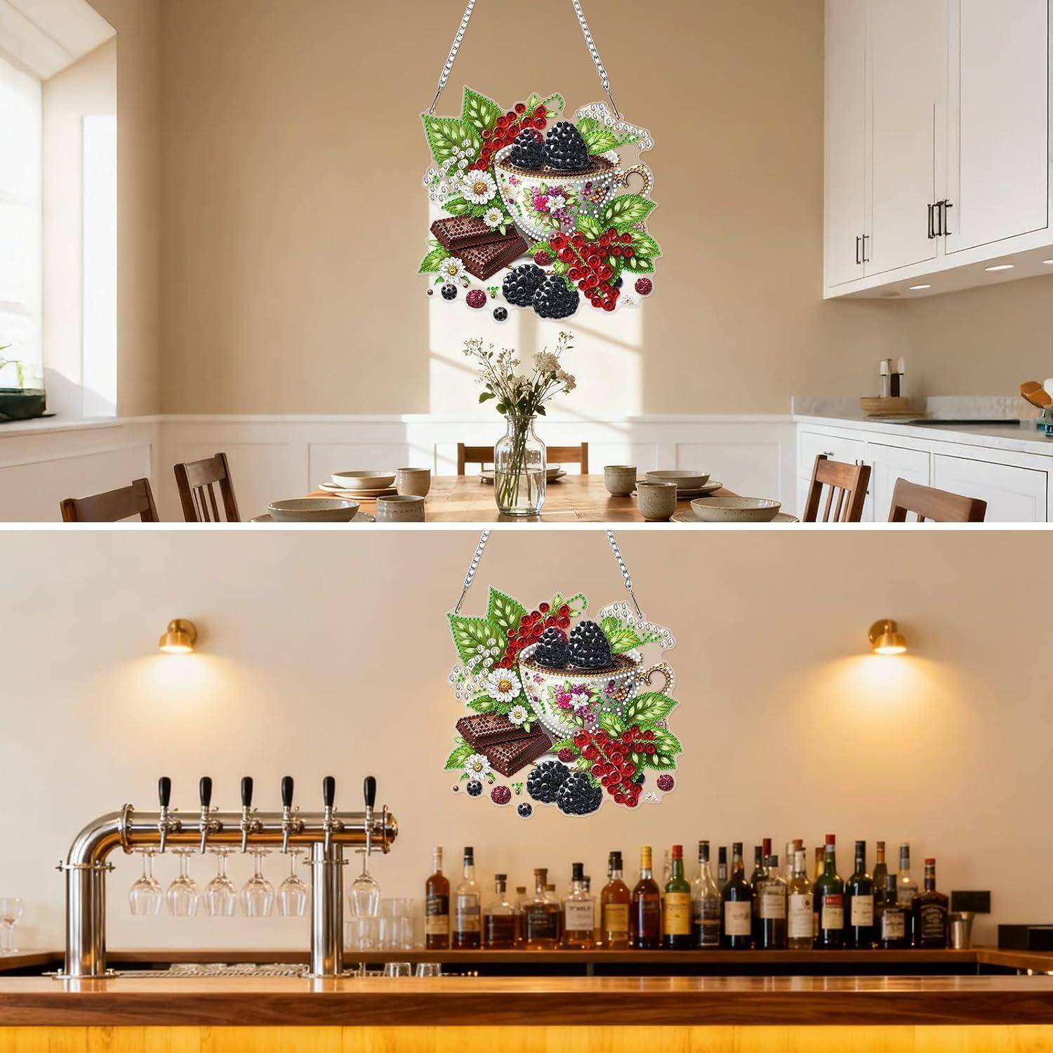 Geteilte Ansicht derselben aufgehängten Beeren- und Schokoladendekoration, zentriert über einem Esstisch, dann über einer Hausbar mit Gläsern und Spirituosenflaschen.
