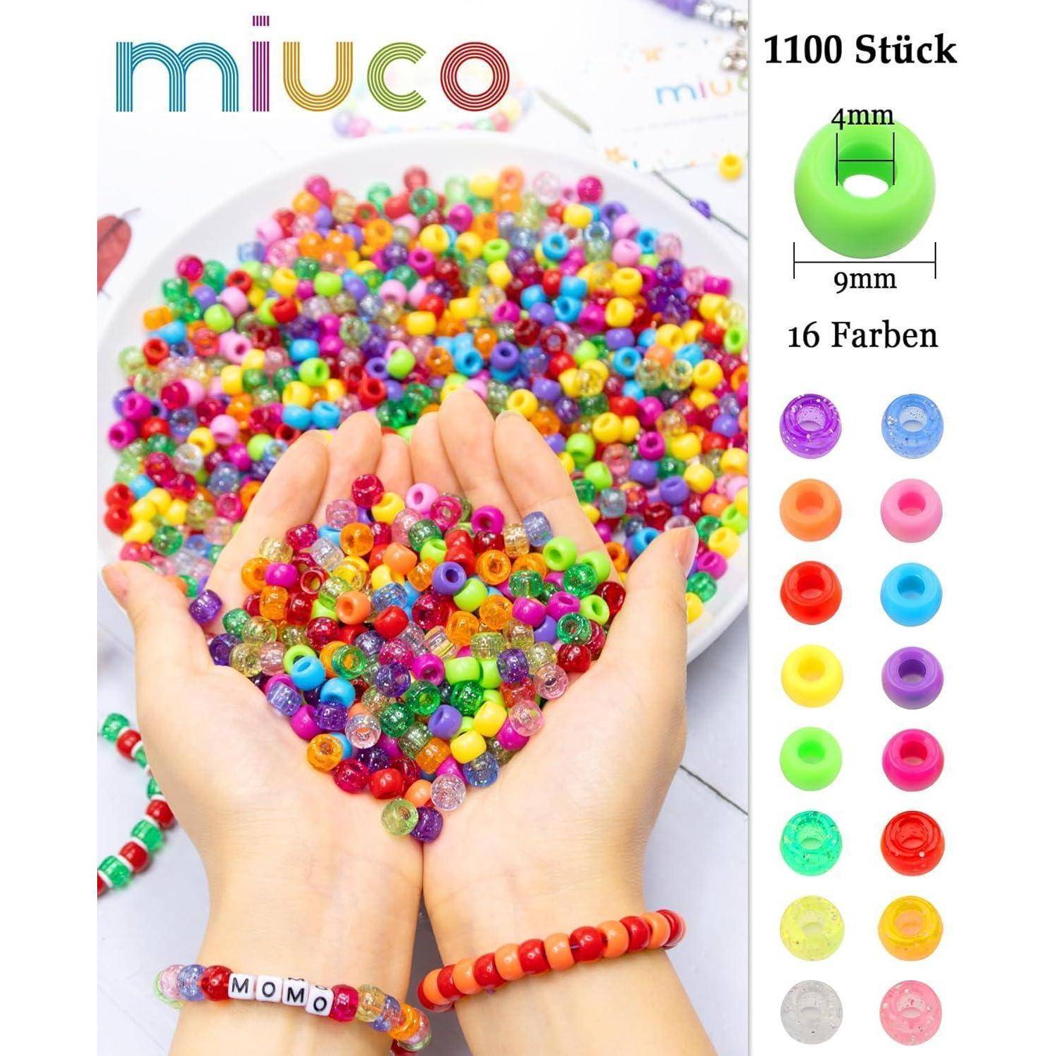 Hände halten einen herzförmigen Haufen aus bunten Kunststoffperlen, mit Produktdetails zeigen 1100 Stück, 4 mm Größe und 16 Farben.