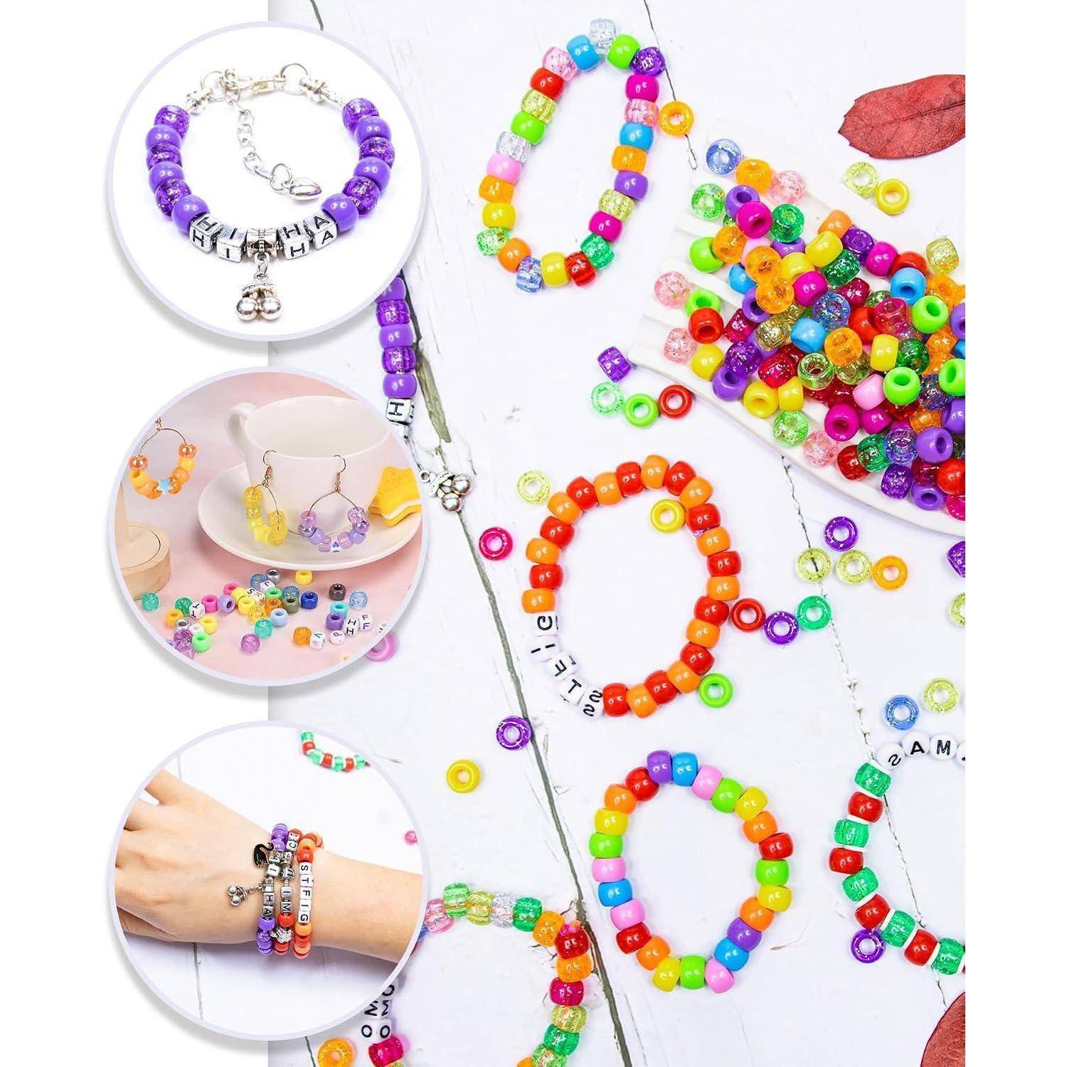 Bunte Kunststoff-Buchstaben- und Perlenarmbänder und Ohrringe auf weißem Hintergrund ausgestellt, mit detaillierten Beispielen von fertigem handgefertigtem Schmuck.
