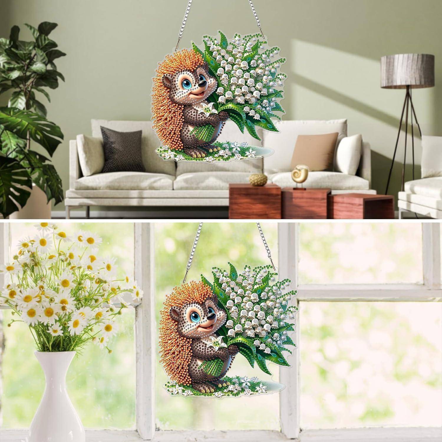 Ein verspielter hängender Igel-Weihnachtsschmuck mit weißen Blumen, gezeigt als dekorative Innen- und Fensterdeko.