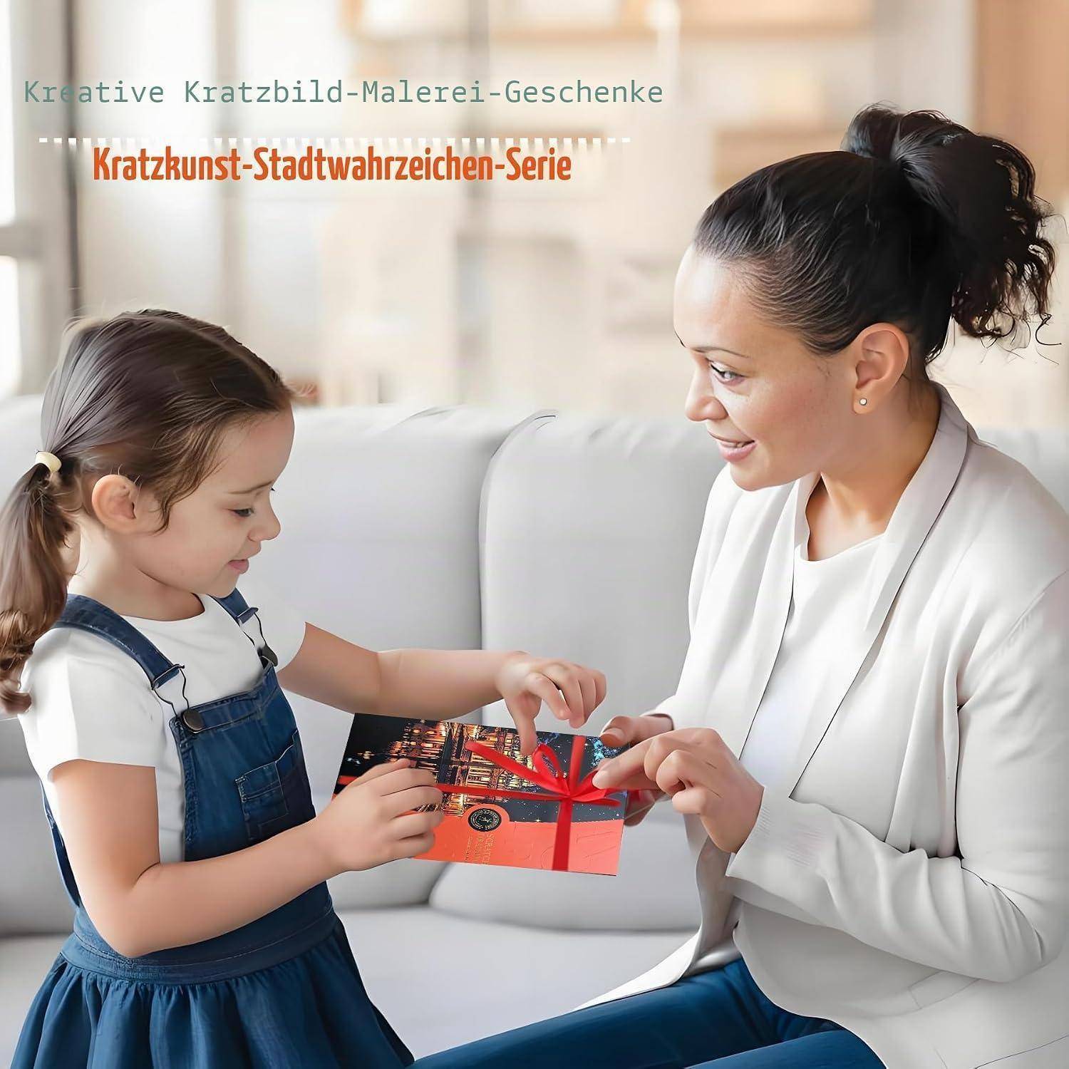 Mutter und kleines Mädchen tauschen eine rote Geschenkbox auf einer Couch aus; der Text lautet „Kreative Kratzbild-Malerei-Geschenke