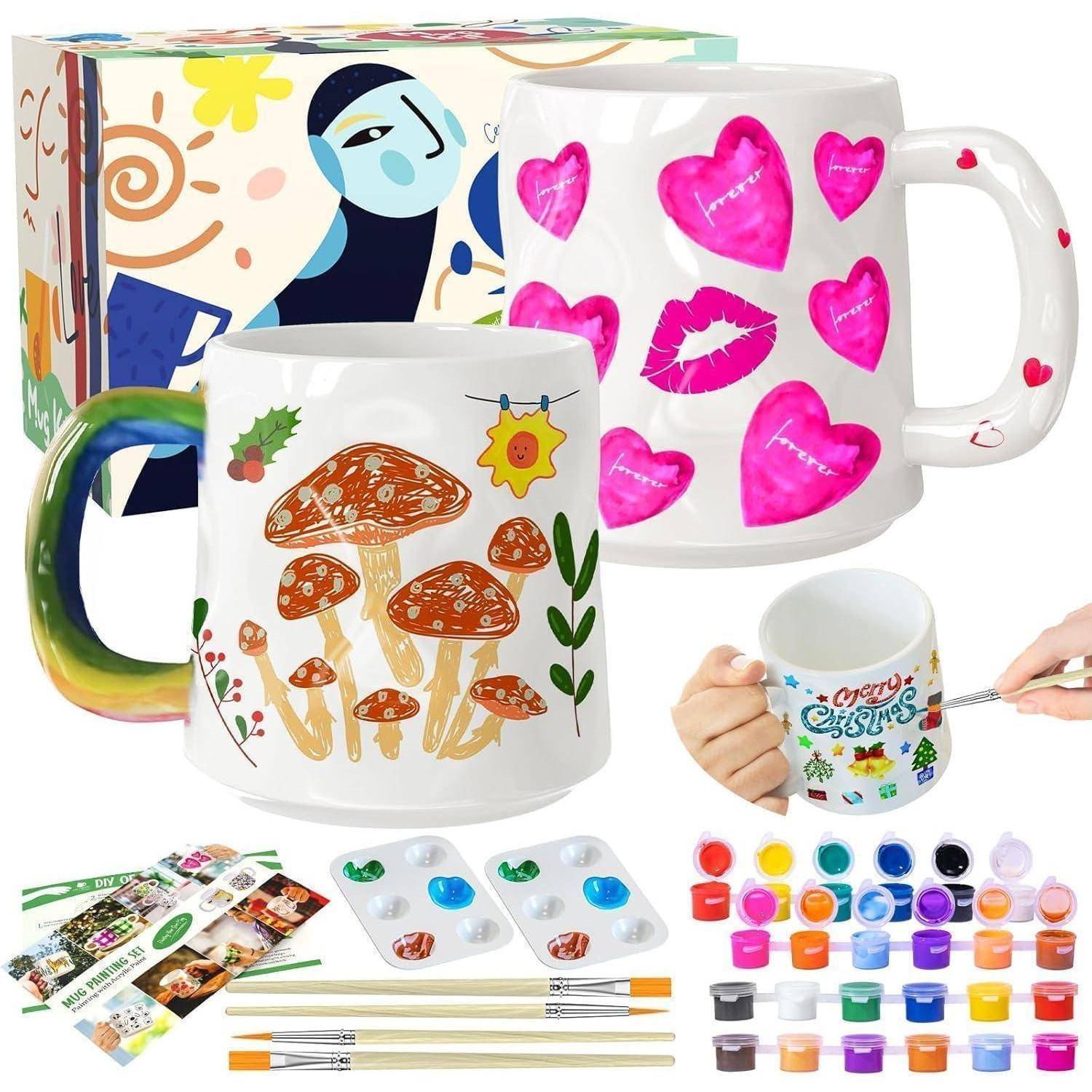 Keramik-Becher-Bemalungs-Set mit bemalten Keramikbechern, Farben, Pinseln, Farbpaletten und Beispieldesigns einschließlich Herzen, Pilze und Feiertagsthemen.