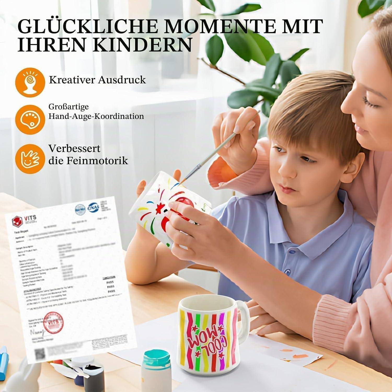 Mutter hilft einem kleinen Jungen, eine Tasse anzumalen; der deutsche Text fördert die kreative Selbstentfaltung von Kindern, die Hand-Augen-Koordination und die Feinmotorik.