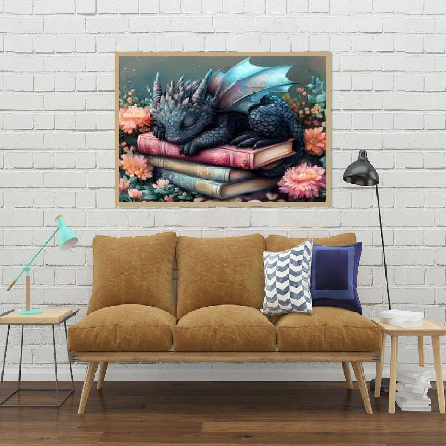 Gerahmte Kunst eines schlafenden blauen Drachen, der auf gestapelten Büchern zusammengerollt über einem senffarbenen Sofa in einem gemütlichen modernen Wohnzimmer hängt.