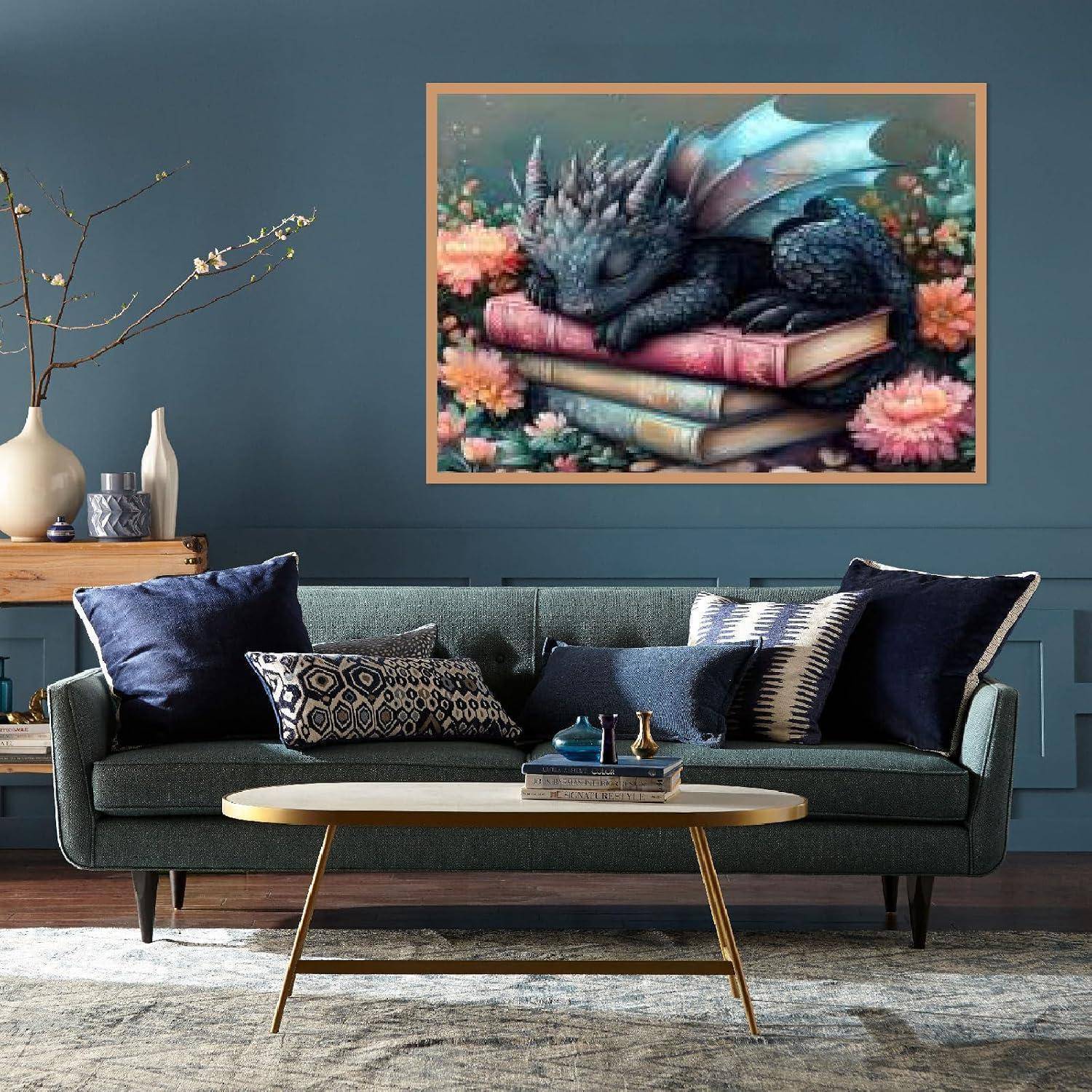 Stilisiertes Wohnzimmer mit dunklem Sofa unter einem gerahmten Drachengemälde, zentriert um einen Couchtisch und dekorative Kissen.