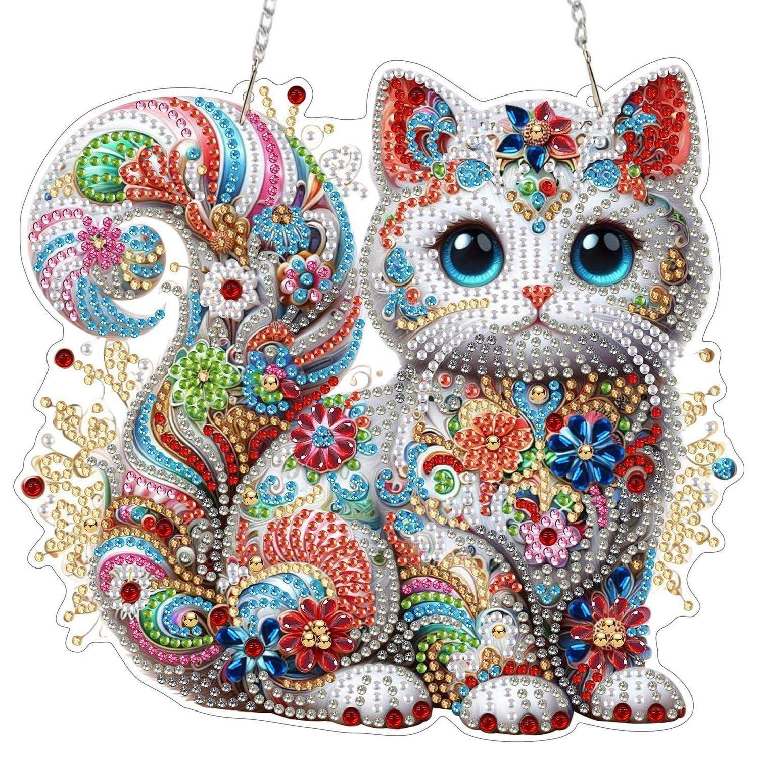 Farbenfroher verzierter Katzenschmuck mit großen blauen Augen und Blumenmuster, hängend an Ketten; dekoratives Diamantmalerei-Kunstwerk.