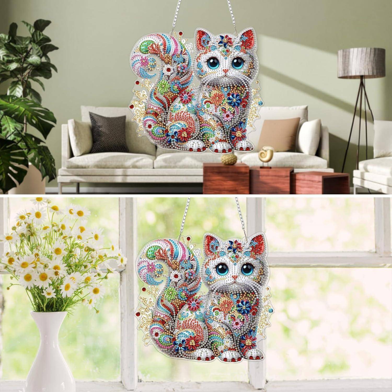 Bunte Wandbehang-Katze mit Perlen, die im Wohnzimmer und am Fenster präsentiert wird und zeigt ihre dekorative Verwendung als Wohndekor.