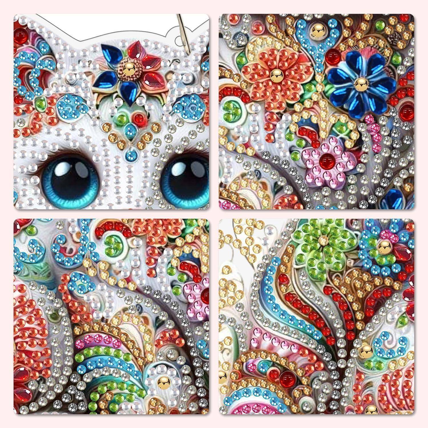 Vier Nahaufnahmen von farbenfroher Strass- und Perlenkunst, mit floralen und wirbelnden abstrakten Mustern, einschließlich eines Panels mit großen blauen Augen.