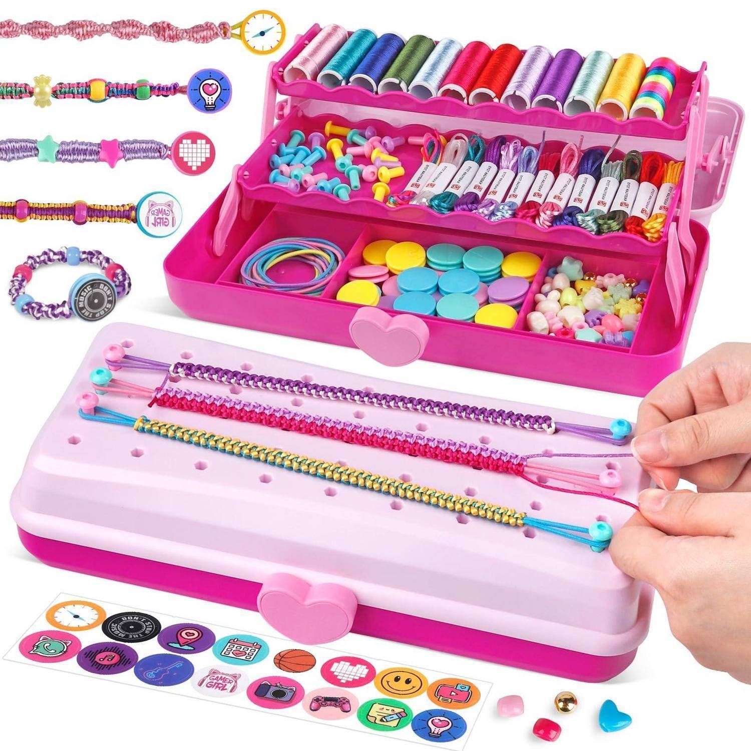 Set zur Herstellung von rosa Perlen und Armbändern mit Aufbewahrungskoffer, farbigen Perlen, Fäden, Charms und Beispielen von fertigen Armbändern.