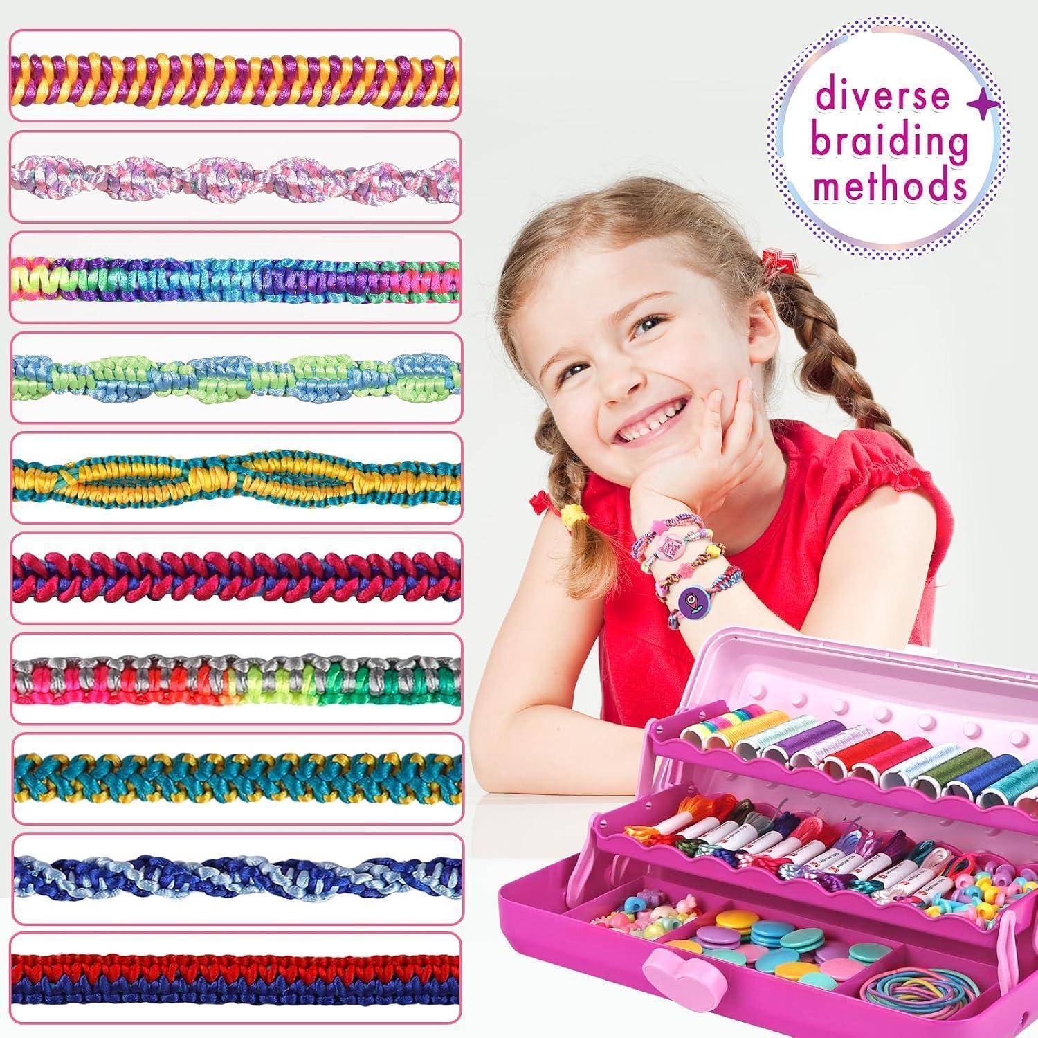 Lächelndes Mädchen mit geflochtenen Haaren und einem Armband-Set, gezeigt neben Beispielen verschiedener Flechtmethoden und bunten Bastelmaterialien.