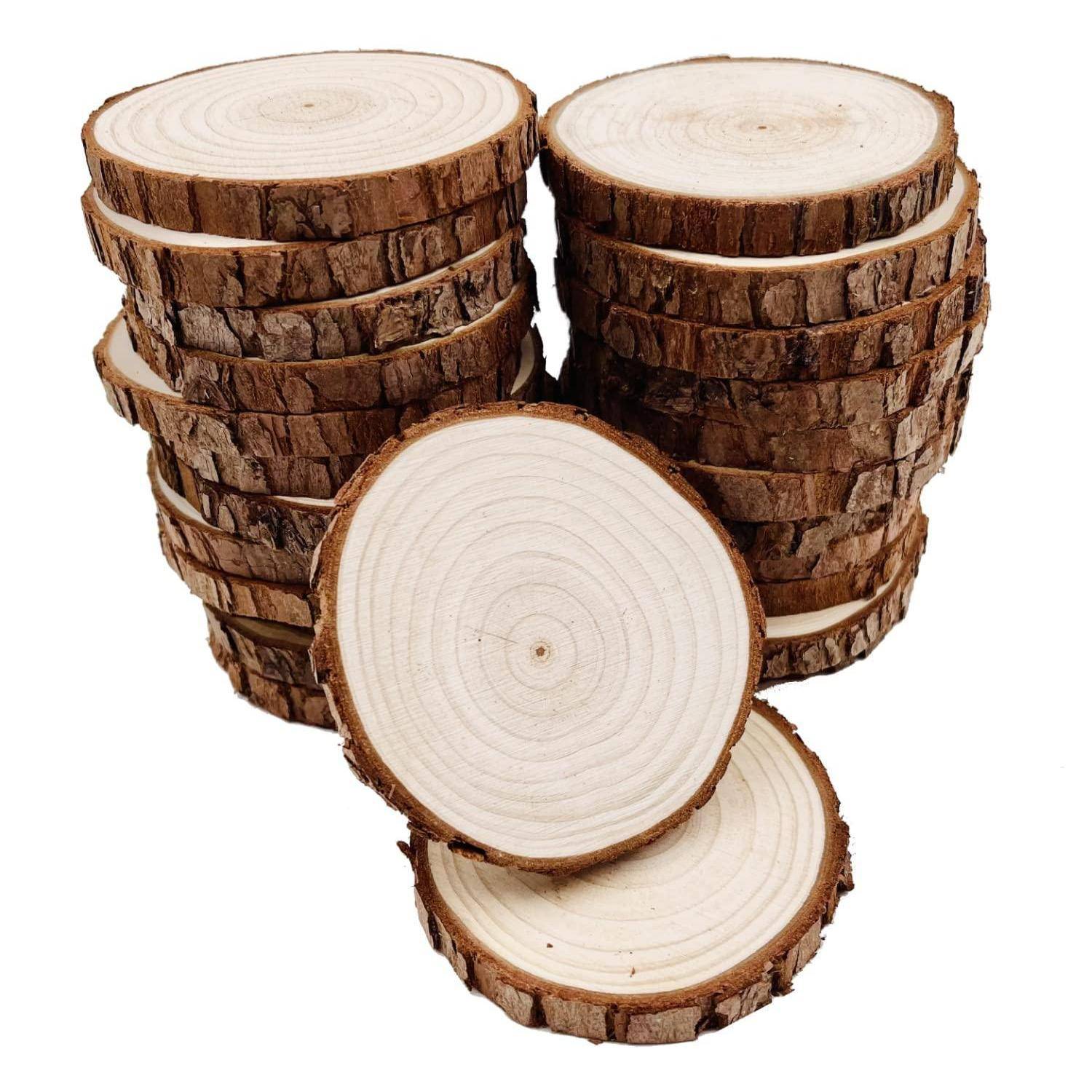 Stapel von runden Holzscheiben mit Rindenkanten und sichtbaren Jahresringen, arrangiert in einer Gruppe auf weißem Hintergrund.