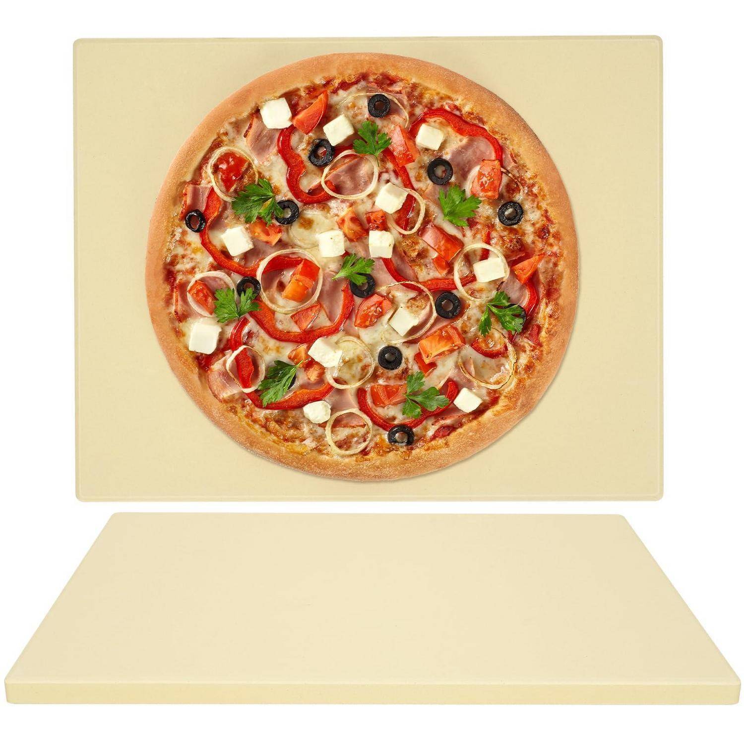 Pizza auf einer beigen Plattform mit passendem Hintergrund präsentiert, belegt mit Tomaten, Oliven, Zwiebeln, Käse und Basilikum.