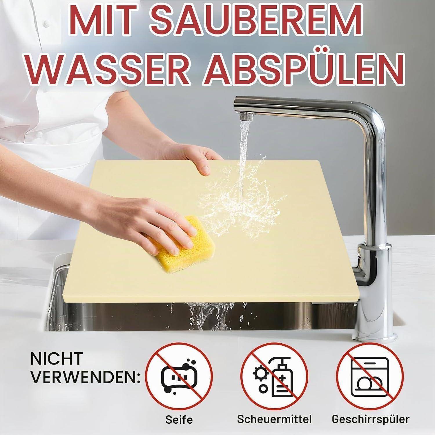 Person spült ein Schneidebrett unter fließendem Wasser ab; Text sagt „MIT SAUBEREM WASSER ABSPÜLEN