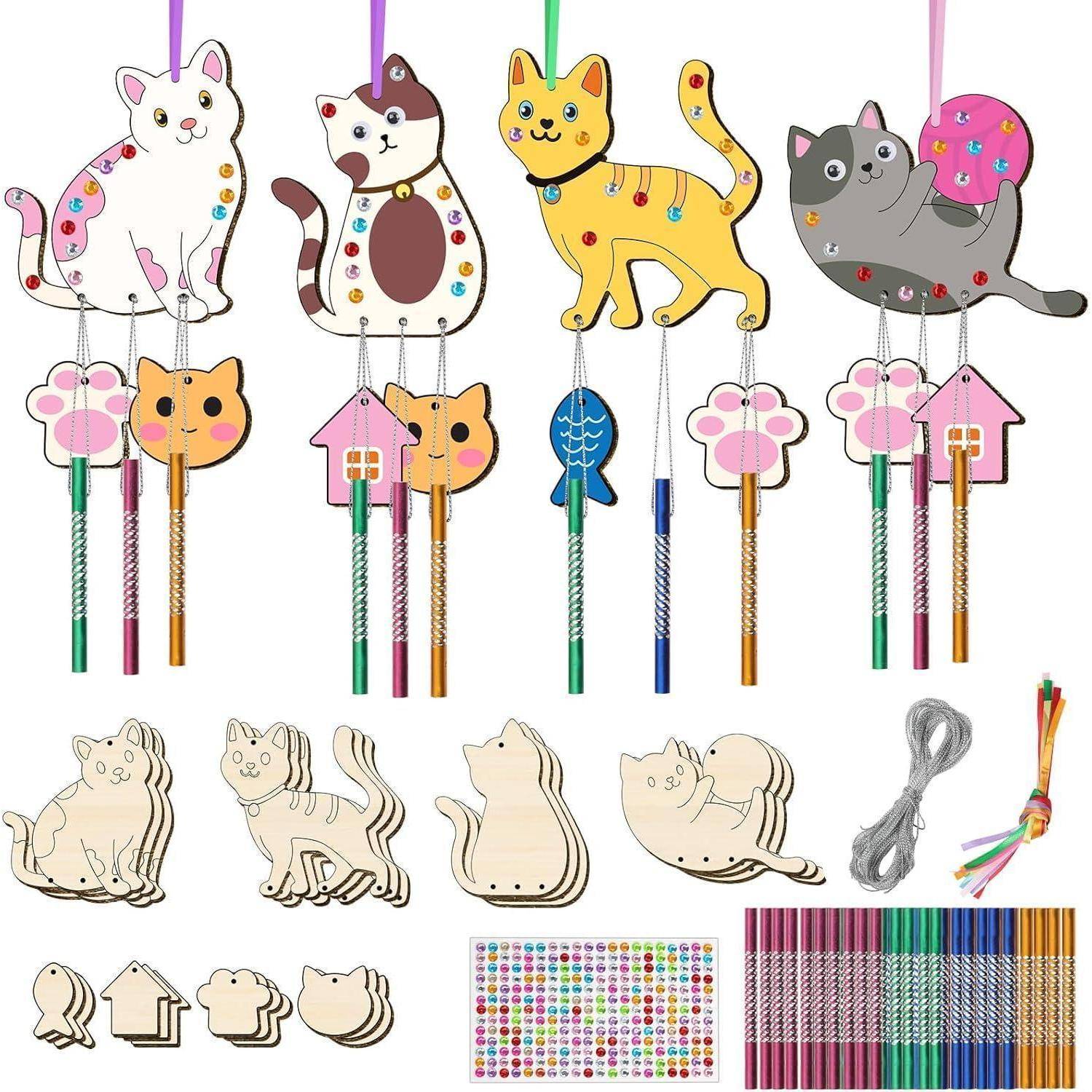 Assortierte katzenmotivierte Bastelstab-Handpuppen und Dekorationen, einschließlich vier farbenfroher Katzendesigns, Holzausschnitt-Teile, Glitzersticker, Schnüre und gestreifte Stäbe.