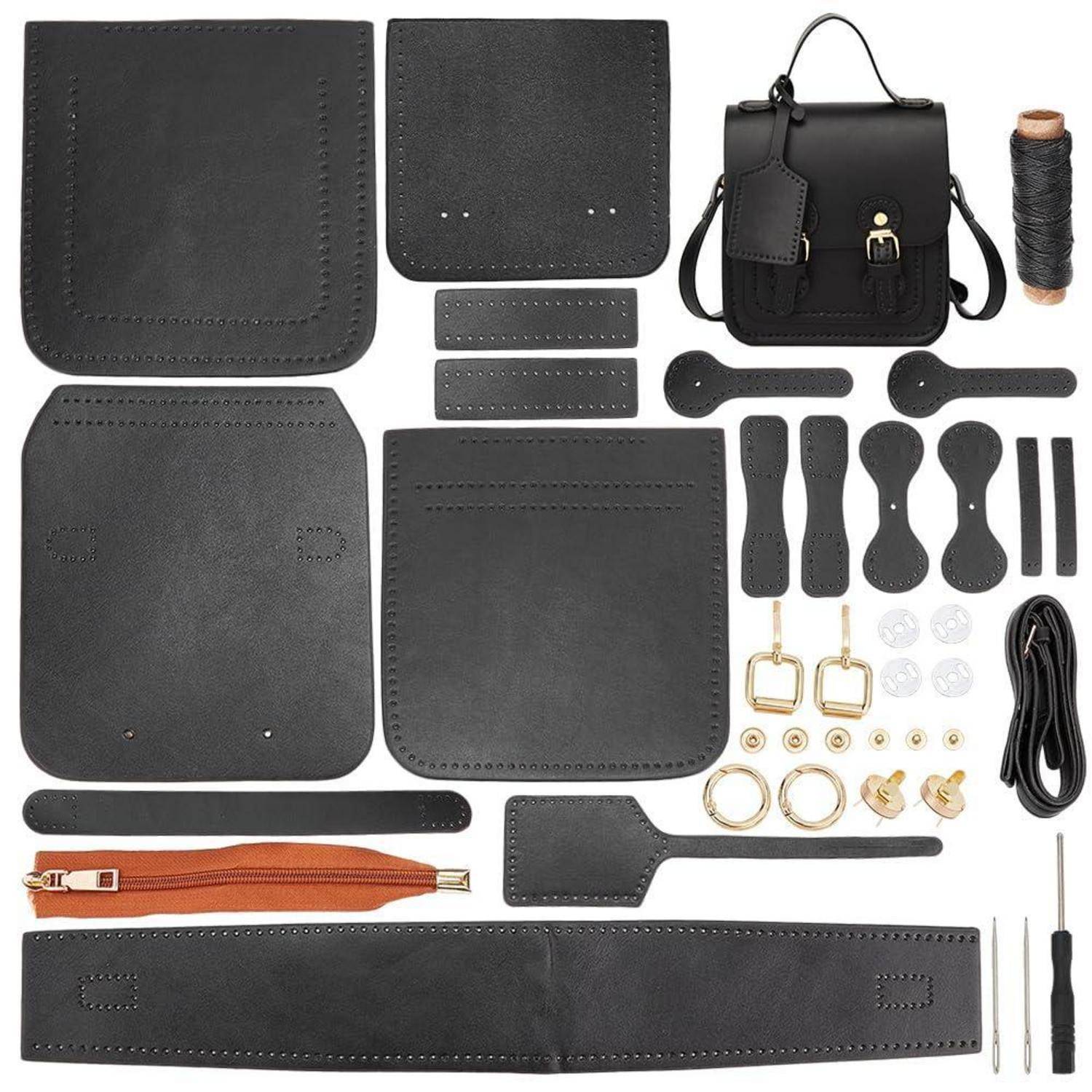 Schwarzes Lederetui-Set mit geschnittenen Teilen, Riemen, Griffen, Beschlägen, Faden, Werkzeugen und einem fertigen kleinen Rucksack-Muster auf weißem Hintergrund