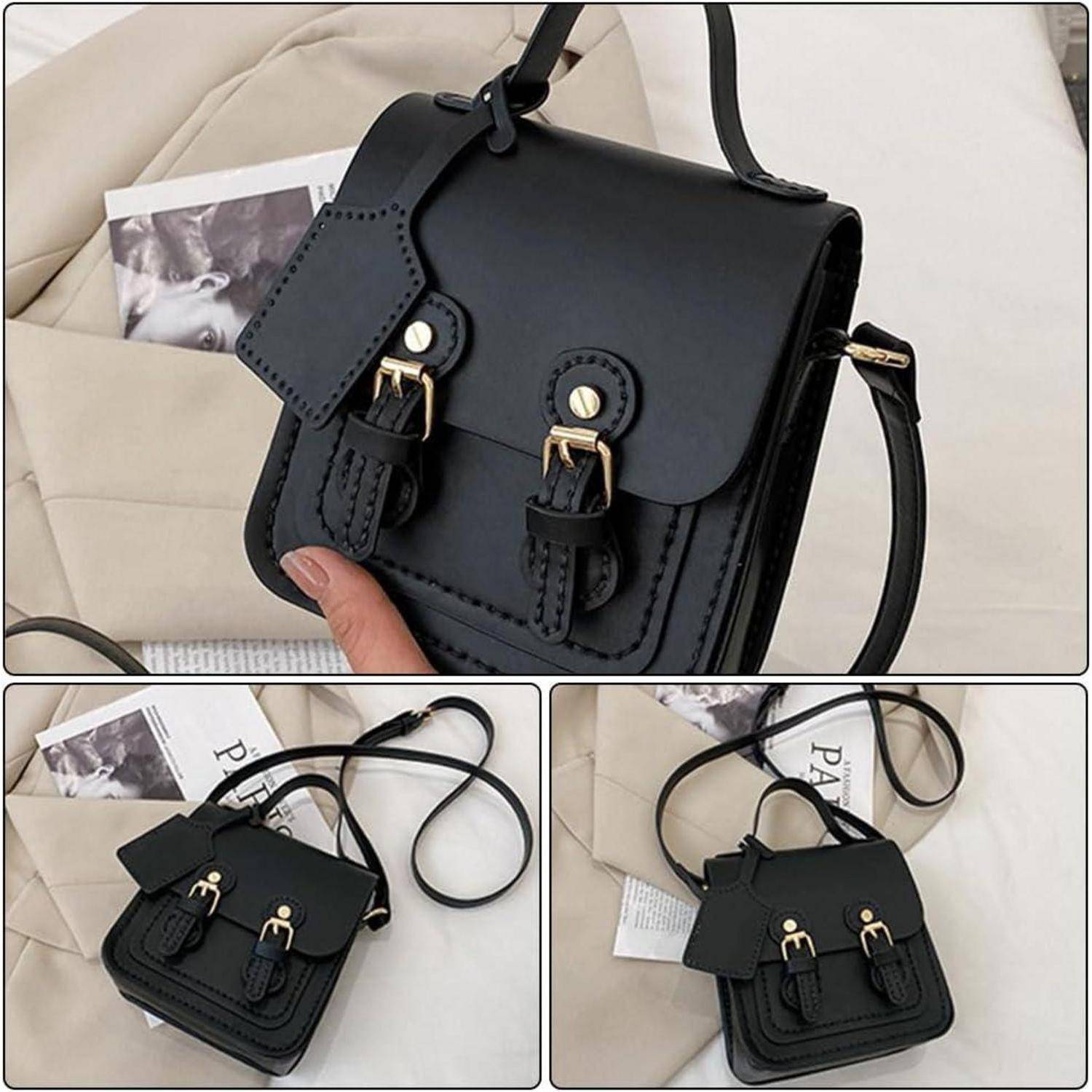 Schwarze Ledertasche mit Umhängeriemen und Klappe mit goldfarbenen Schnallen, von mehreren Blickwinkeln auf einem beigefarbenen Sofa gezeigt.