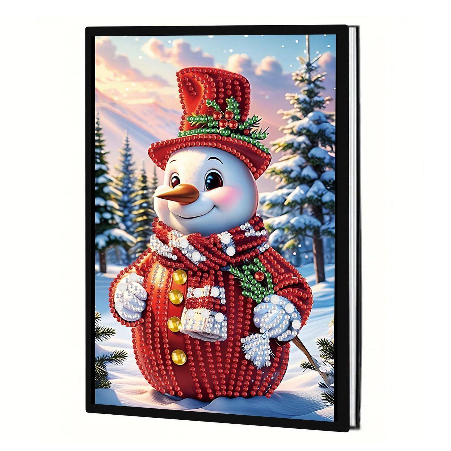 Gerahmtes Bild eines lächelnden Schneemanns mit rotem Perlen-Zylinder und Mantel, der in einem verschneiten Kiefernwald steht.