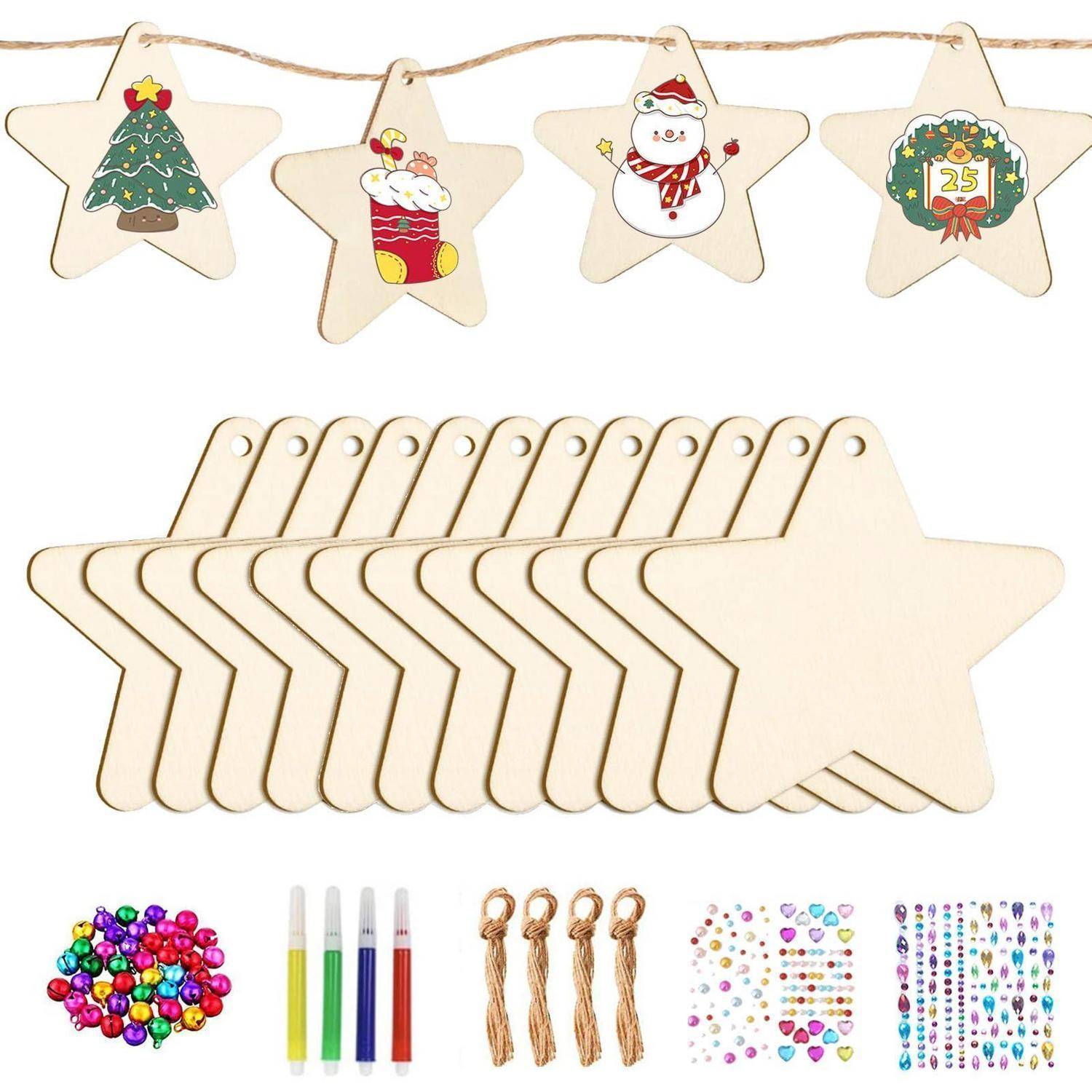 Ungefärbte Holzsternornamente mit Aufhängelöchern, gezeigt mit Beispiel-Weihnachtsdesigns, farbigen Markern, Schnur und dekorativen Glitzersteinaufklebern zum Basteln.