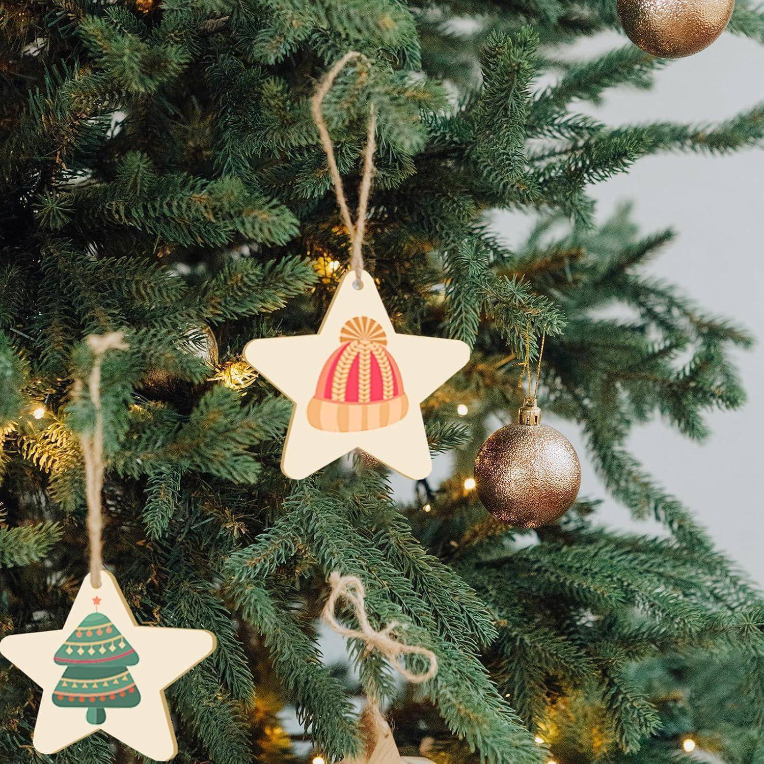 Nahaufnahme eines dekorierten Weihnachtsbaums mit sternenförmigen Hängekugeln, darunter eine Wintermütze und ein stilisierter Baum, sowie eine goldene Kugel und warme Lichter.