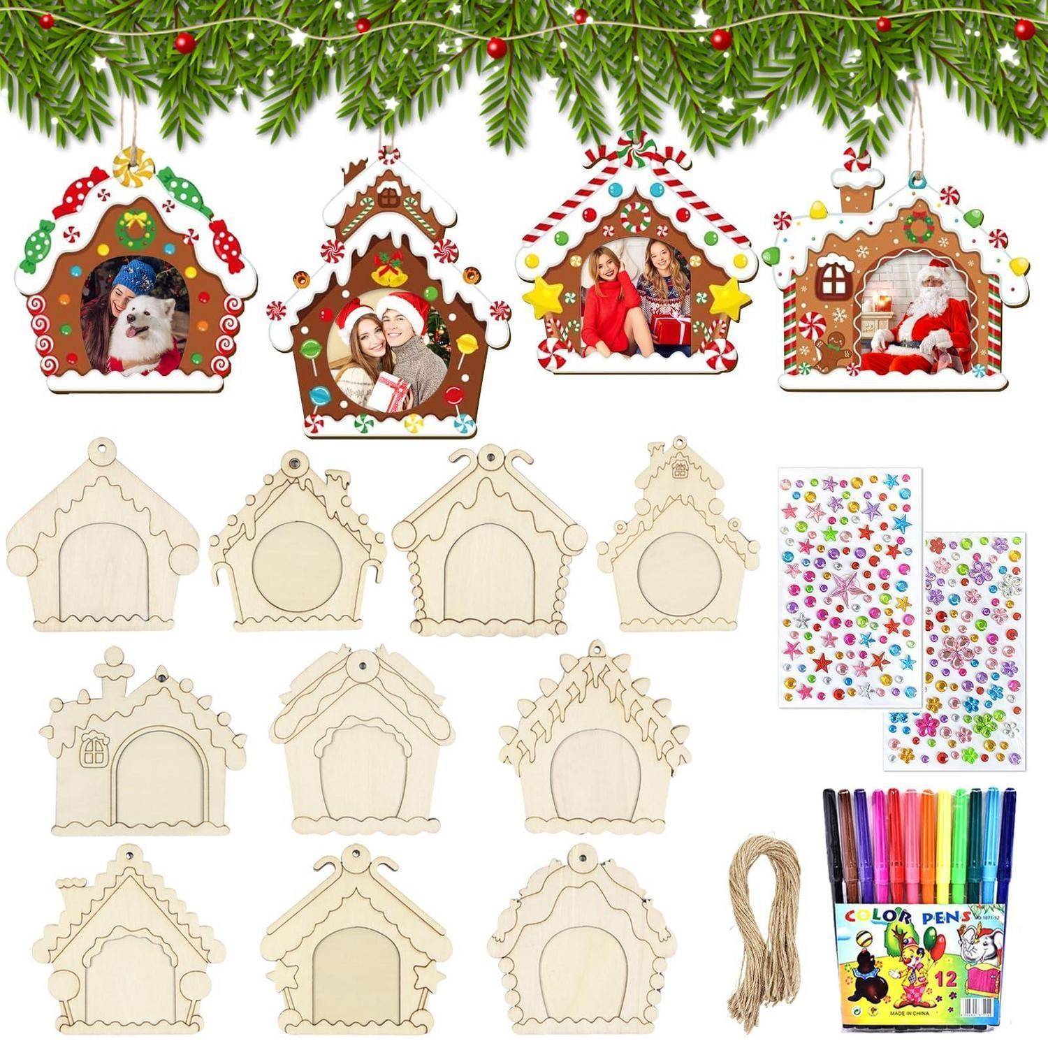 Satz von weihnachtsthematischen Holzhausornamentenen mit festlichen Fotobeispielen, leeren Vorlagen, farbenfrohen Aufklebern, Markern und Schnur zum Dekorieren.
