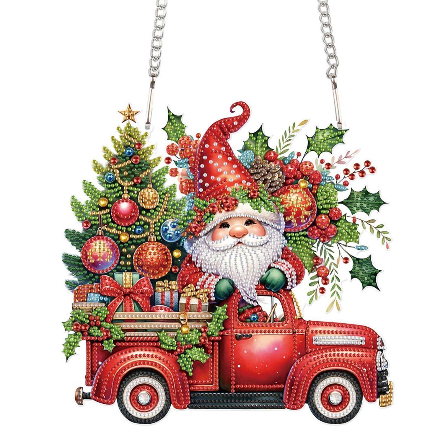 Dekoratives Weihnachtsornament eines Weihnachtsmannes, der in einem roten Pickup-Lastwagen sitzt, der mit einem Weihnachtsbaum, Geschenken und festlicher Grünflächendeko beladen ist.