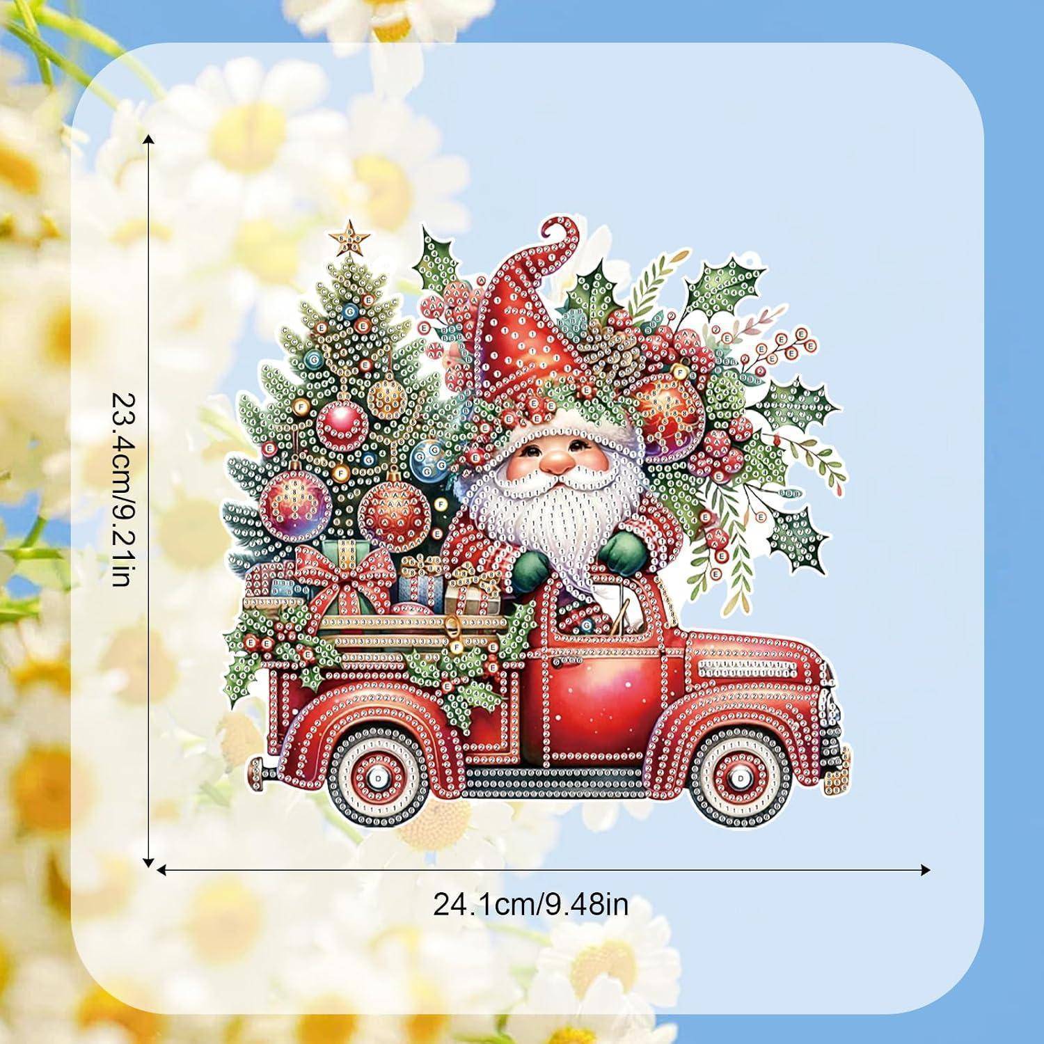 Festlicher Weihnachtsmann in einem roten Pickup-Lastwagen, der einen geschmückten Weihnachtsbaum, Geschenke und Weihnachtsschmuck transportiert; Größe: 24,1 cm x 23,4 cm.
