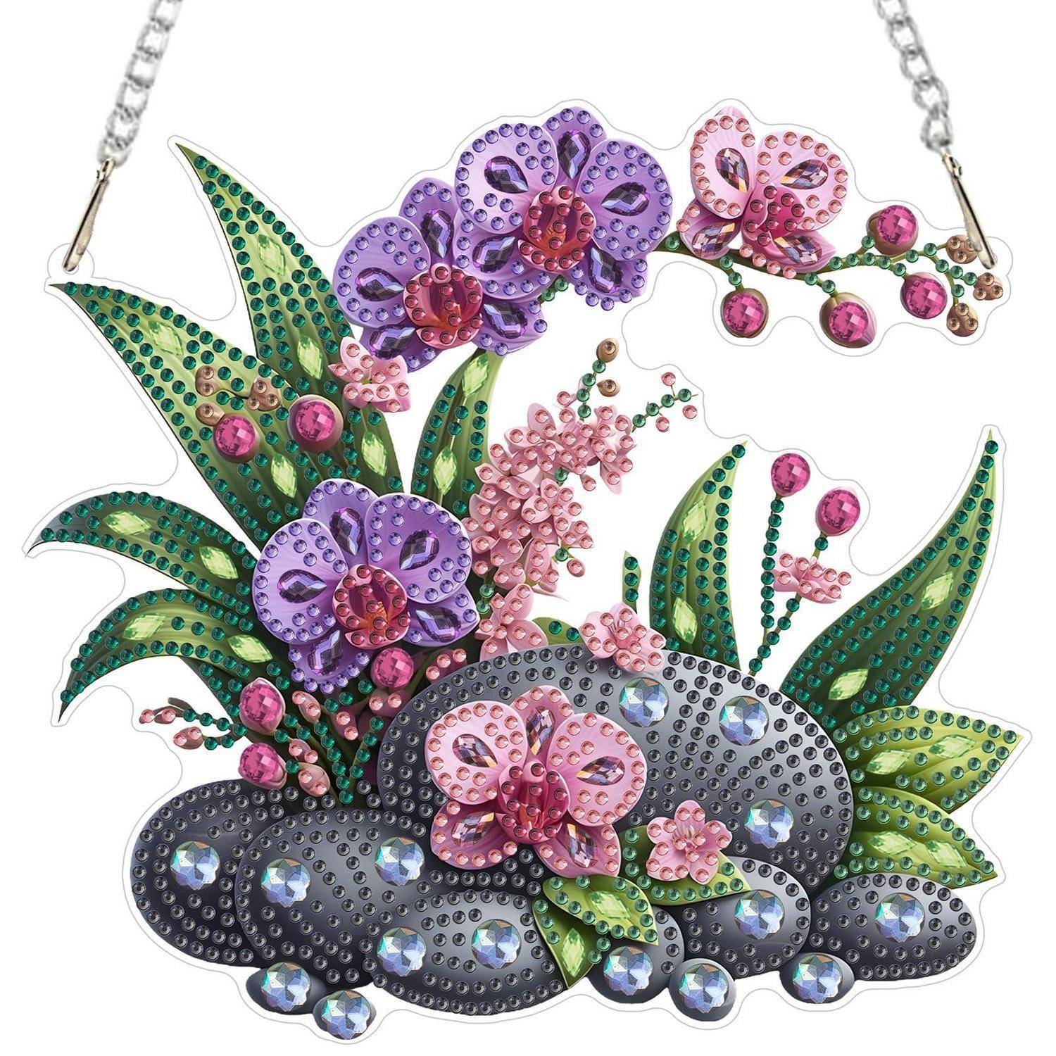 Dekorativer Blumen-Edelstein-Halsketten-Anhänger mit violetten, rosa und grünen Blüten und Blättern an einer Silberkette, ruht auf schwarzen Steinen.