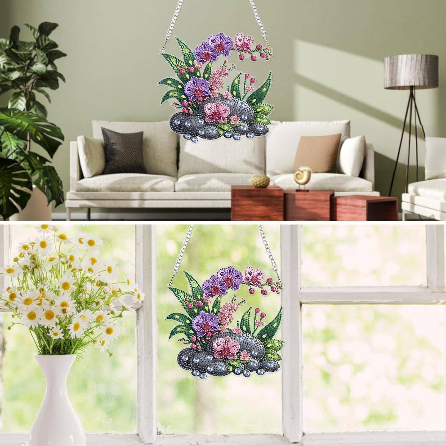 Dekoratives florales Hängeverzierstück mit farbenfrohem Perlenschmuck und Blumen, gezeigt in einem hellen Wohnzimmer und in der Nähe eines Fensters.