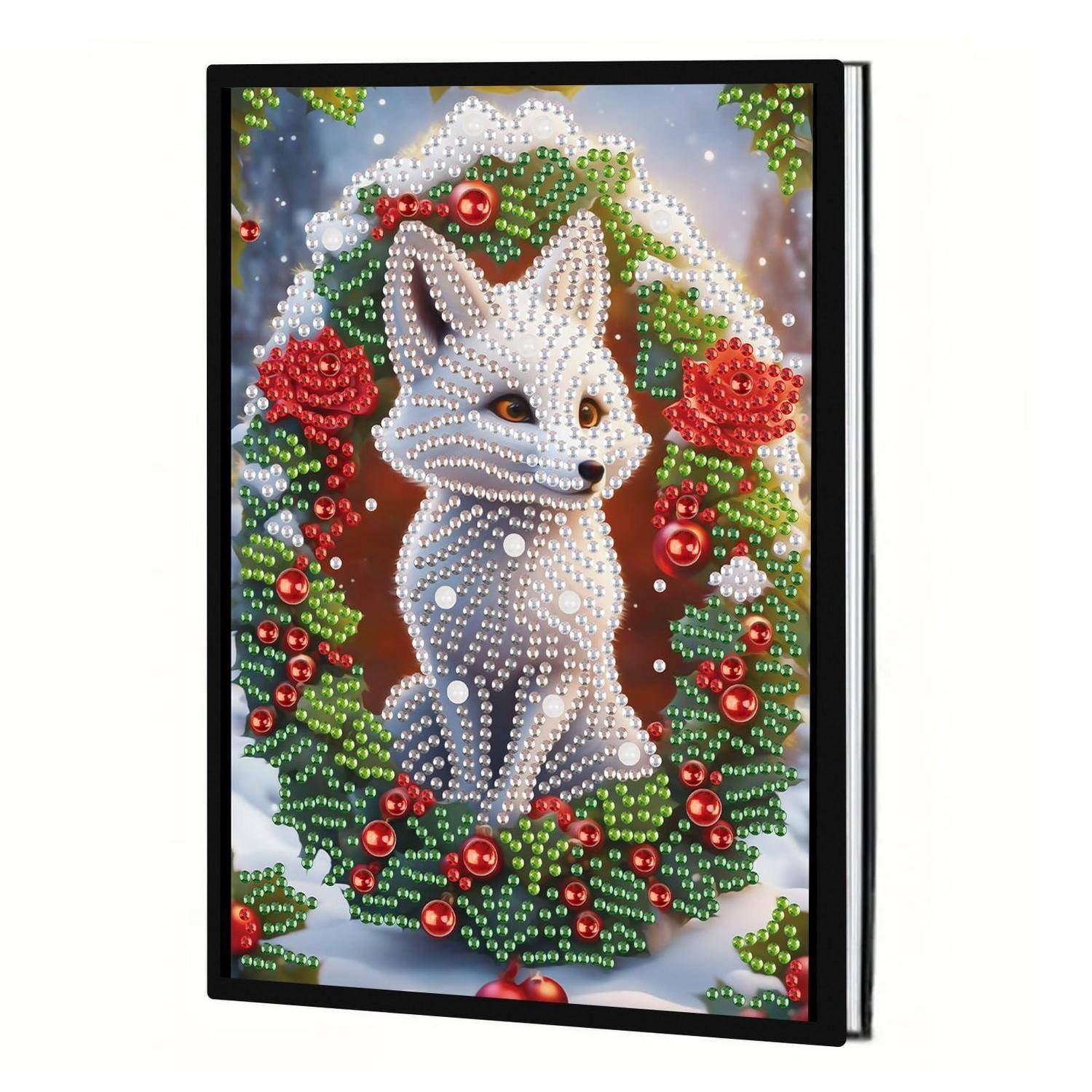 Diamant-Malerei in Rahmen eines weißen Fuchses oder einer weißen Katze in einem Weihnachtskranz mit roten Beeren und grünen Blättern.