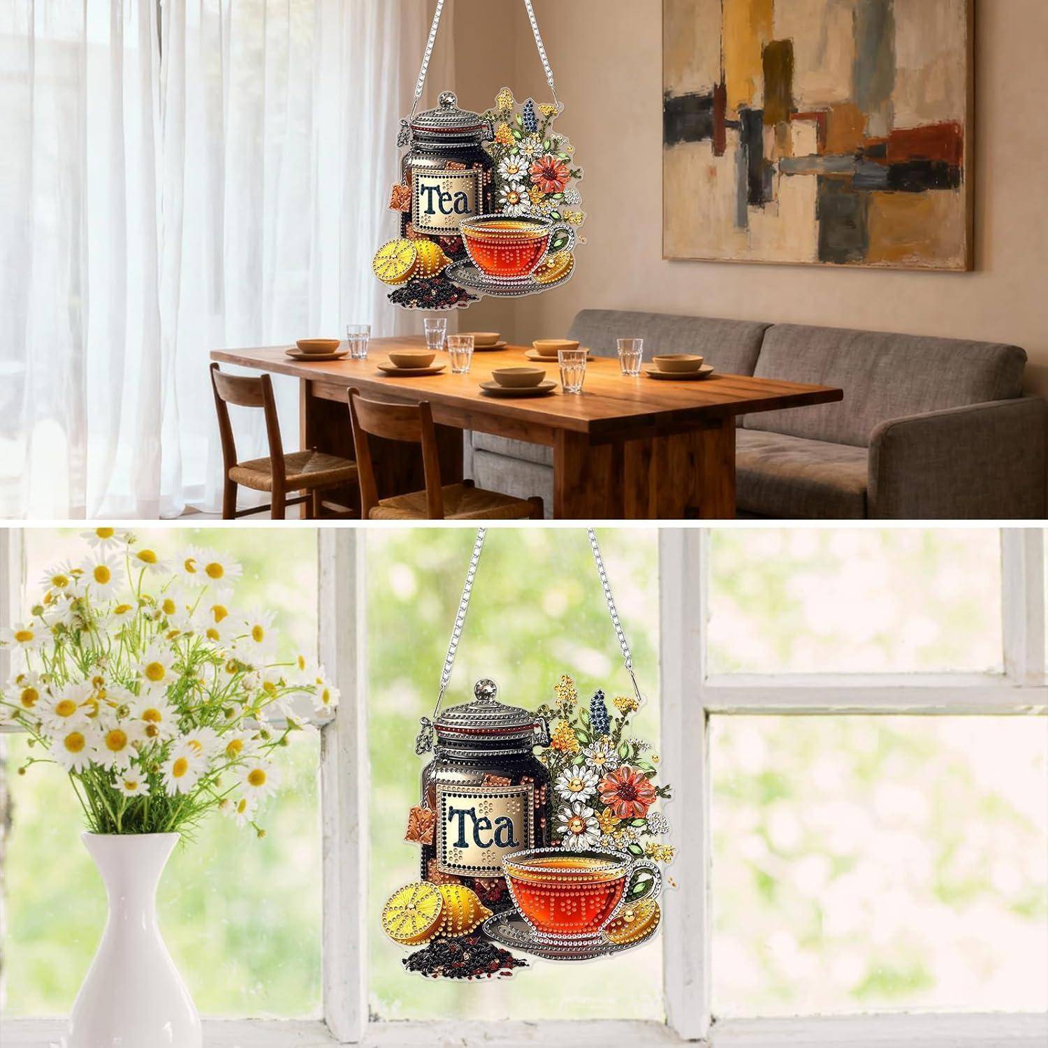 Teegedeckte Hängdekoration mit einem geschmückten Teekännchen, einer Teetasse, einer Zitrone und Blumen, die in einem Esszimmer und an einem hellen Fenster ausgestellt sind.