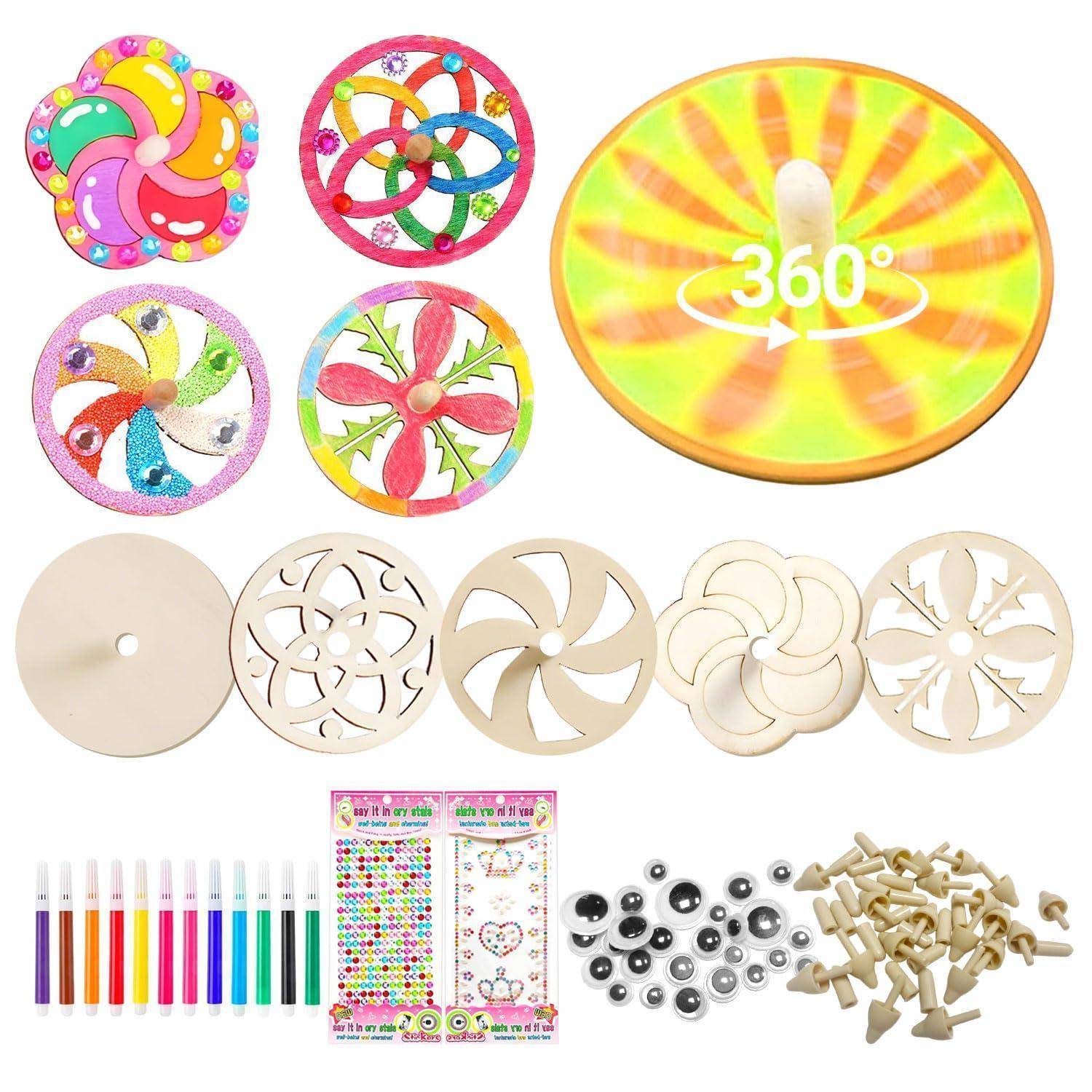 Verschiedenfarbige drehende Spielkreisel und leere Holzscheiben mit Markern, Aufklebern, Wackelaugen und Holzteilen zum Verzieren und Zusammenbauen.