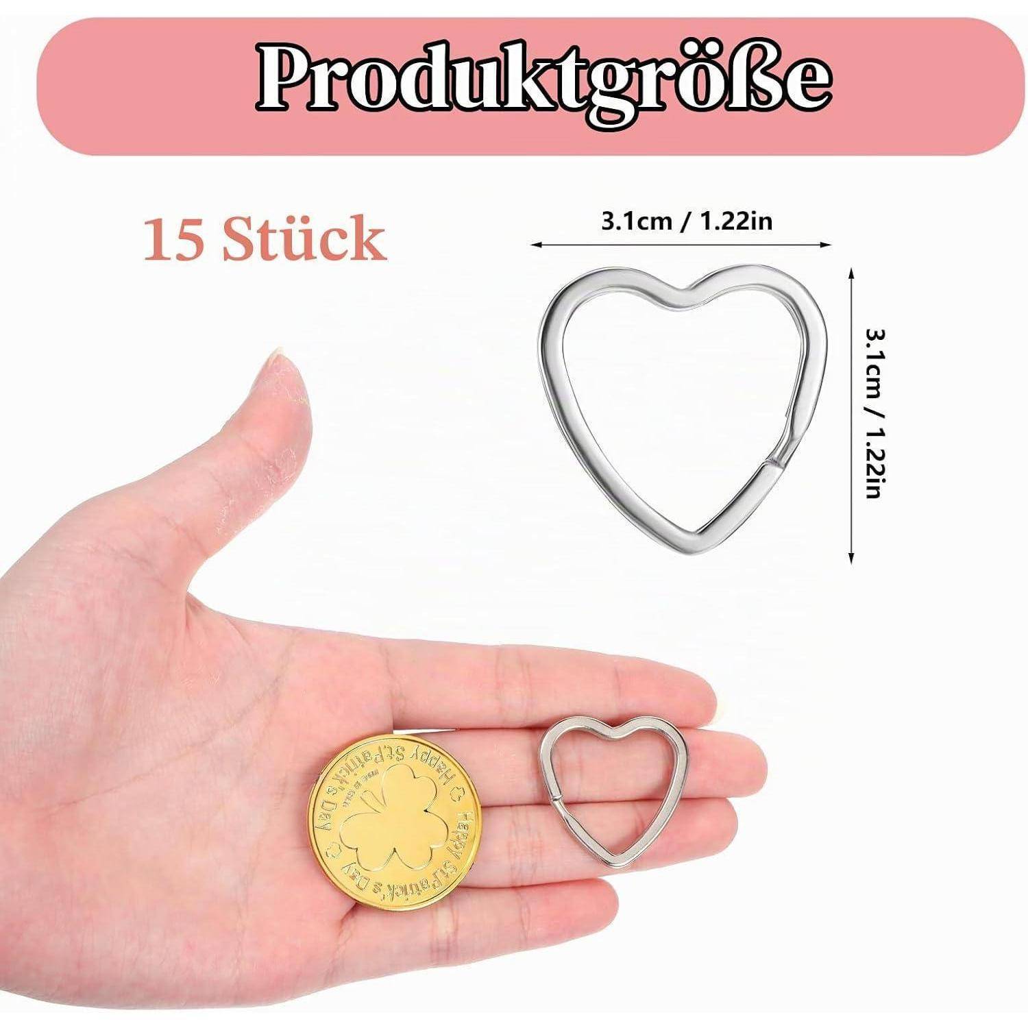 Produktgrößen-Grafik mit 15 herzförmigen silbernen Ringen, jeweils 3,1 cm x 3,1 cm, angezeigt in einer Hand neben einer Münze zum Größenvergleich.