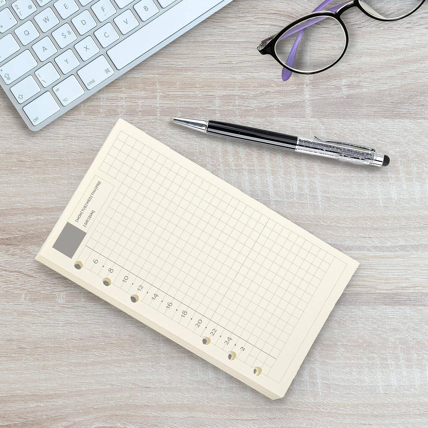 Draufsicht auf ein leeres Notizbuch auf einem Schreibtisch mit einer Tastatur, einem Stift und einer Brille in der Nähe.
