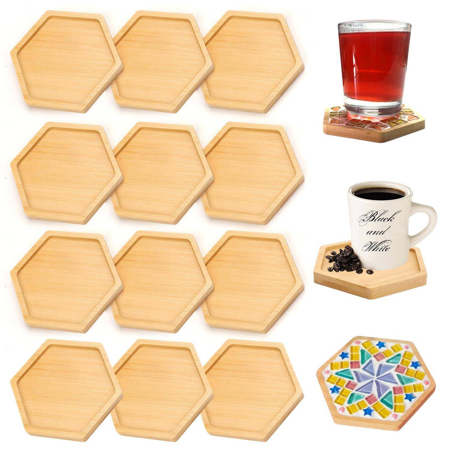 Satz von sechseckigen Bamboo-Untersetzer, gezeigt schlicht und in Gebrauch unter einem Glas, einer Kaffeetasse und einem Untersetzer mit Mosaik-Fliesendesign.