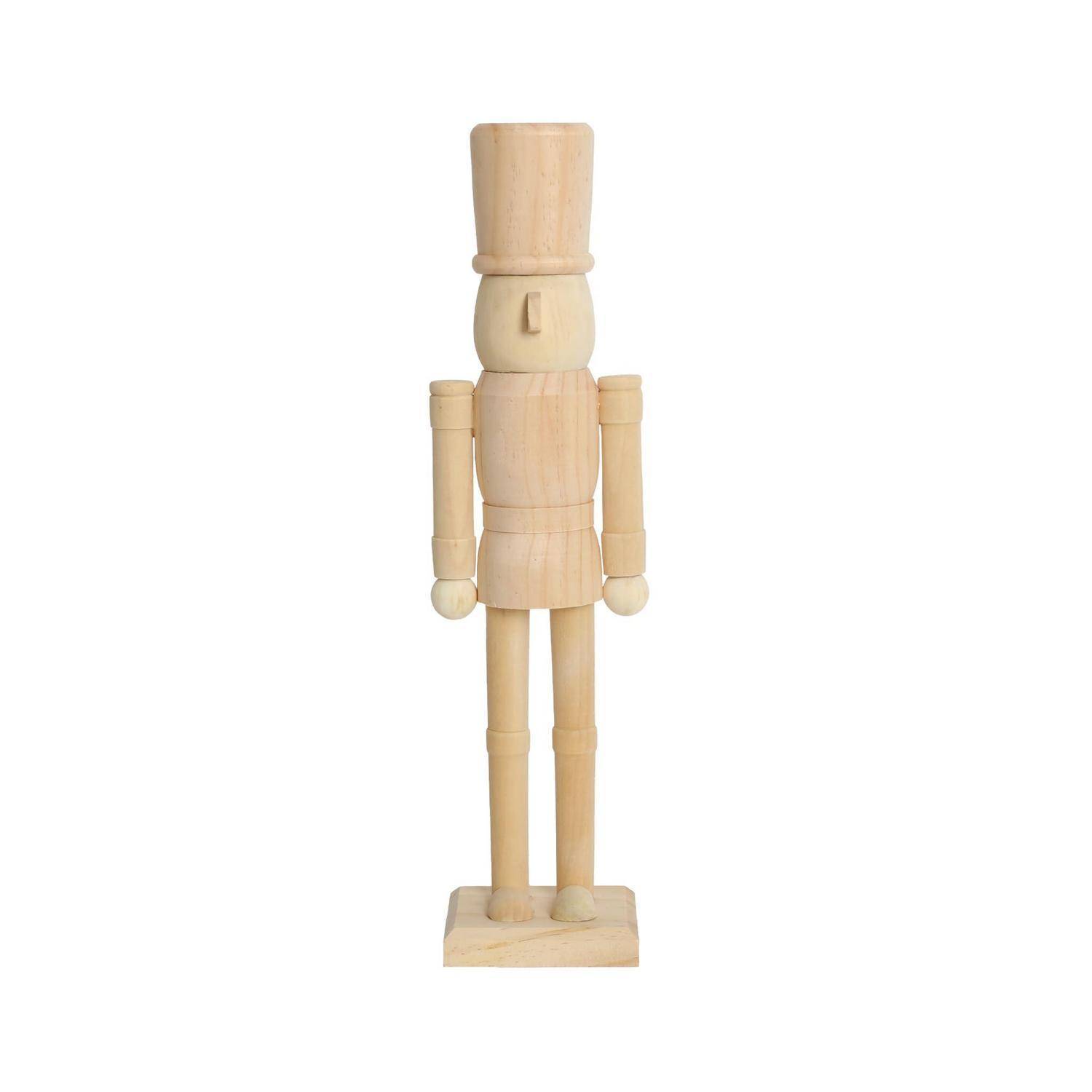 Eine einfache hölzerne Spielzeugsoldat-Figur, die aufrecht auf einem kleinen Sockel vor weißem Hintergrund steht.