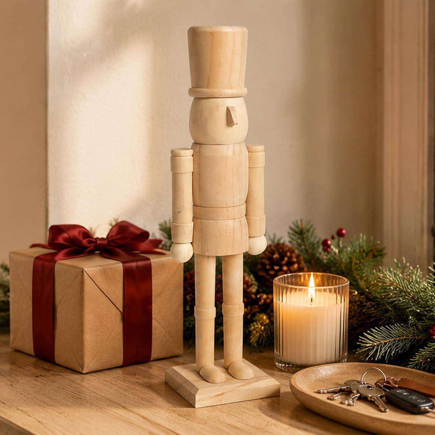 Hölzerner Nussknacker mit einem eingewickelten Geschenk, einer Kerze, Kieferngrün und Schlüsseln auf einem Holztisch