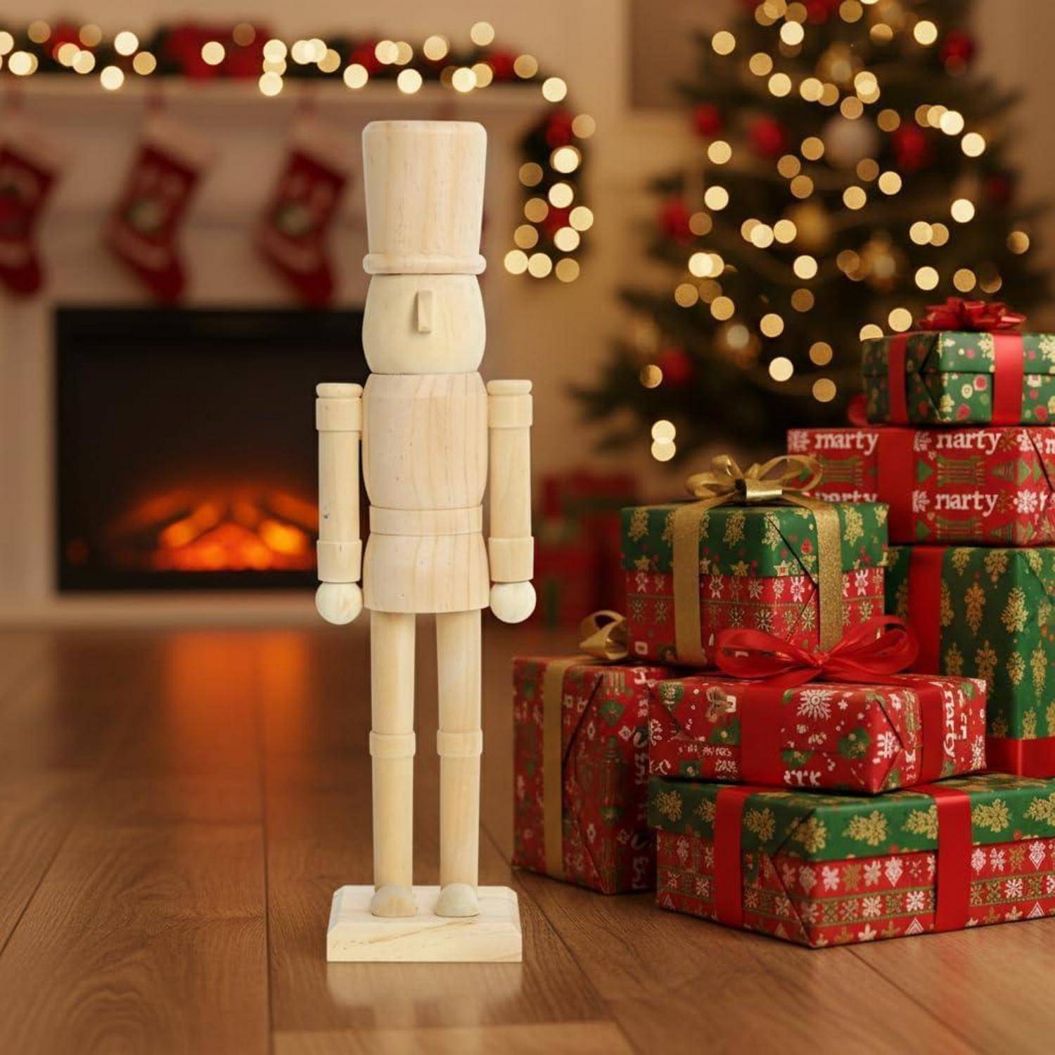 Eine hölzerne Nussknacker-Figur steht neben gestapelten, eingepackten Weihnachtsgeschenken in einem gemütlichen Wohnzimmer mit einem brennenden Kamin und geschmücktem Baum.