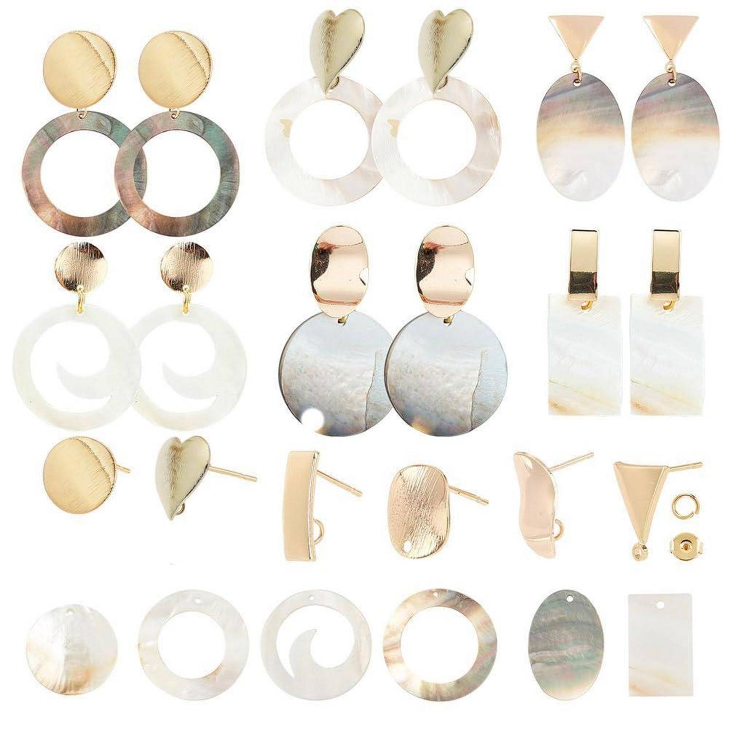 Collage verschiedener abstrakter Statement-Ohrringe aus Gold, Weiß und schillernden Materialien, in mehreren Formen und Stilen auf weißem Hintergrund gezeigt.