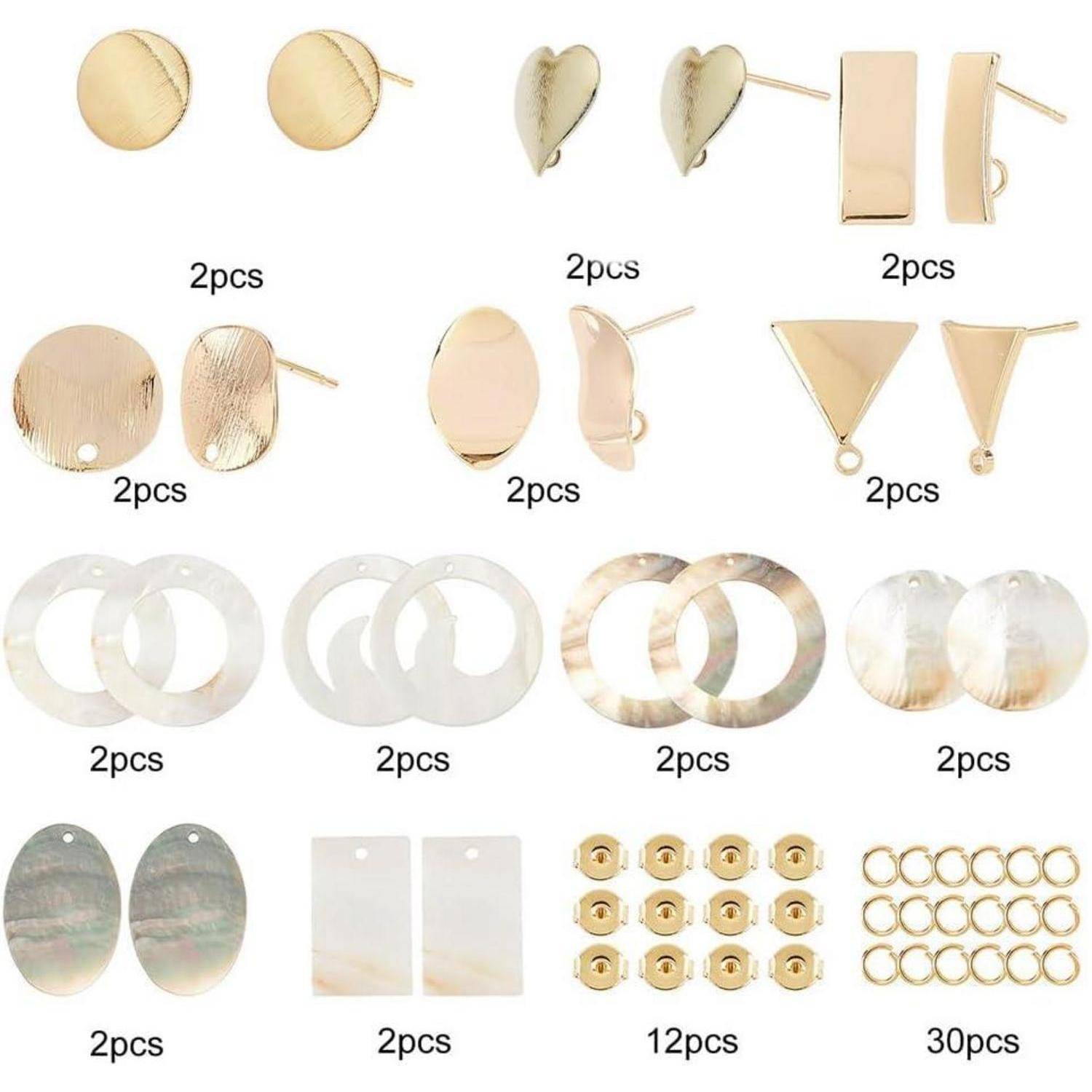 Verschiedene Ohrringe und Ohrring-Komponenten, die paarweise und in Sets gezeigt werden, einschließlich goldener geometrischer Ohrstecker, muschelähnliche Scheiben, Ringe, Rechtecke und Reifen mit Mengenangaben.