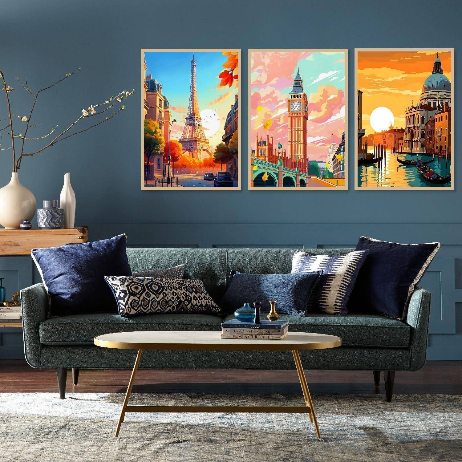 Modernes Wohnzimmer mit einem Teakupfer-Sofa und Couchtisch unter drei farbenfrohen Stadtansicht-Drucken, darunter Big Ben und Venedig-Szenen.