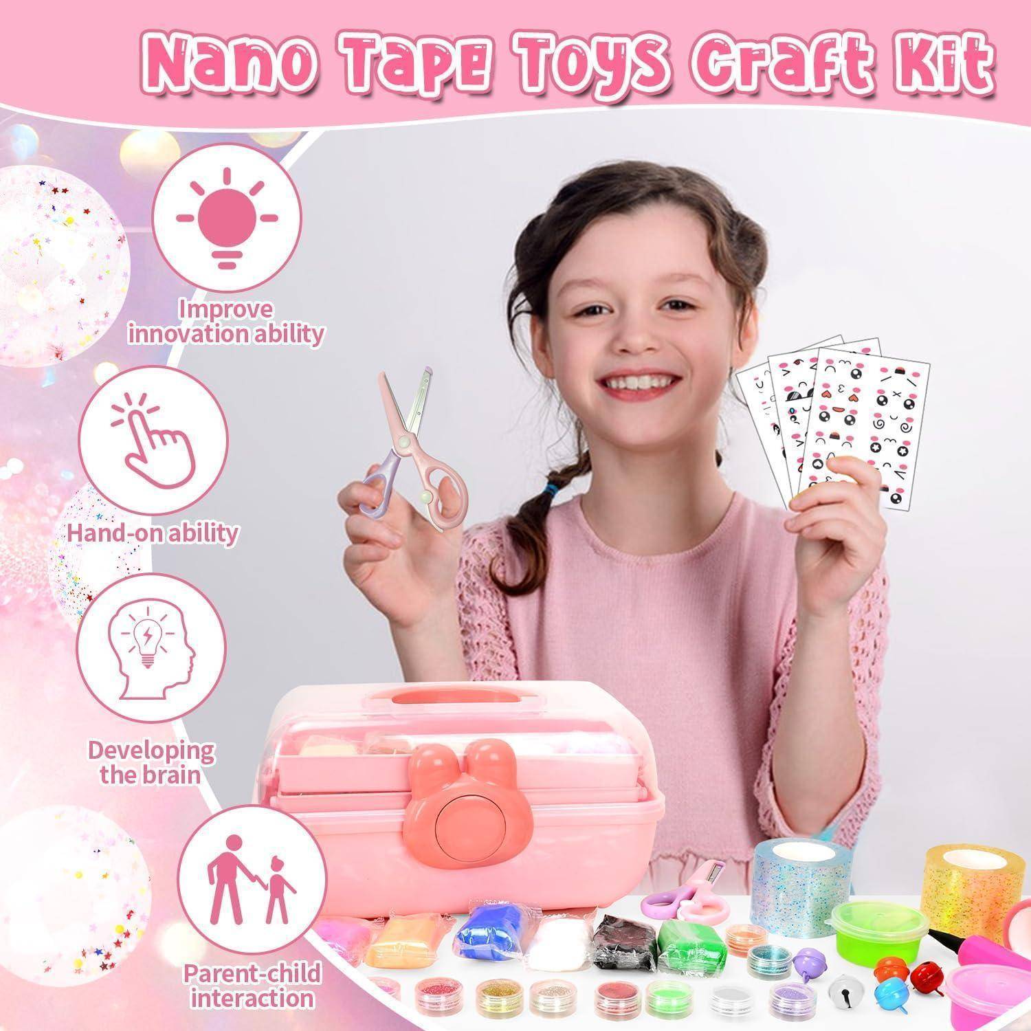 Werbebild eines lächelnden Mädchens, das eine Schere und Aufkleberblätter neben einem rosa Nano Tape Toys Craft Kit hält, mit Bastelmaterialien und Nutzen-Symbolen: Verbesserung der Innovationsfähigkeit, praktische Fähigkeiten, Gehirnentwicklung, Eltern-Kind-Interaktion.