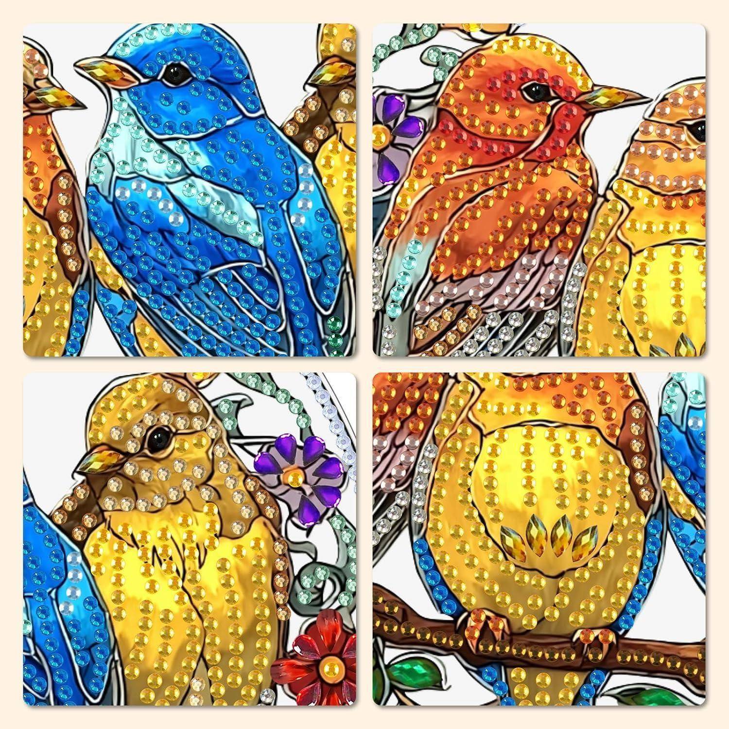 Vierteilige Nahaufnahme von farbenfrohem Vogelkunstwerk aus Perlen, das blaue, rote und gelbe Vögel auf Ästen mit Blütendetails zeigt.