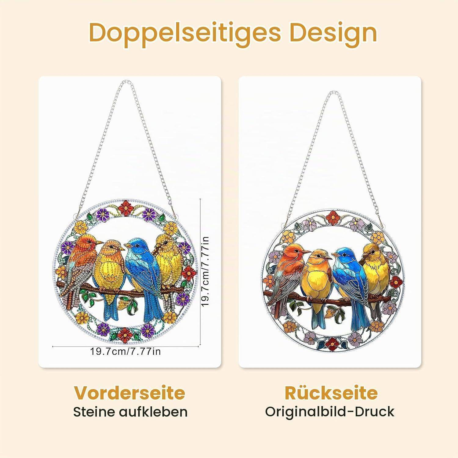 Produktvergleich mit einer runden hängenden Vogeldekoration: Vorderseite mit aufzulegenden Steinen und Rückseite mit gedrucktem Originalbild; beschriftet auf Deutsch 'Vorderseite' und 'Rückseite'.