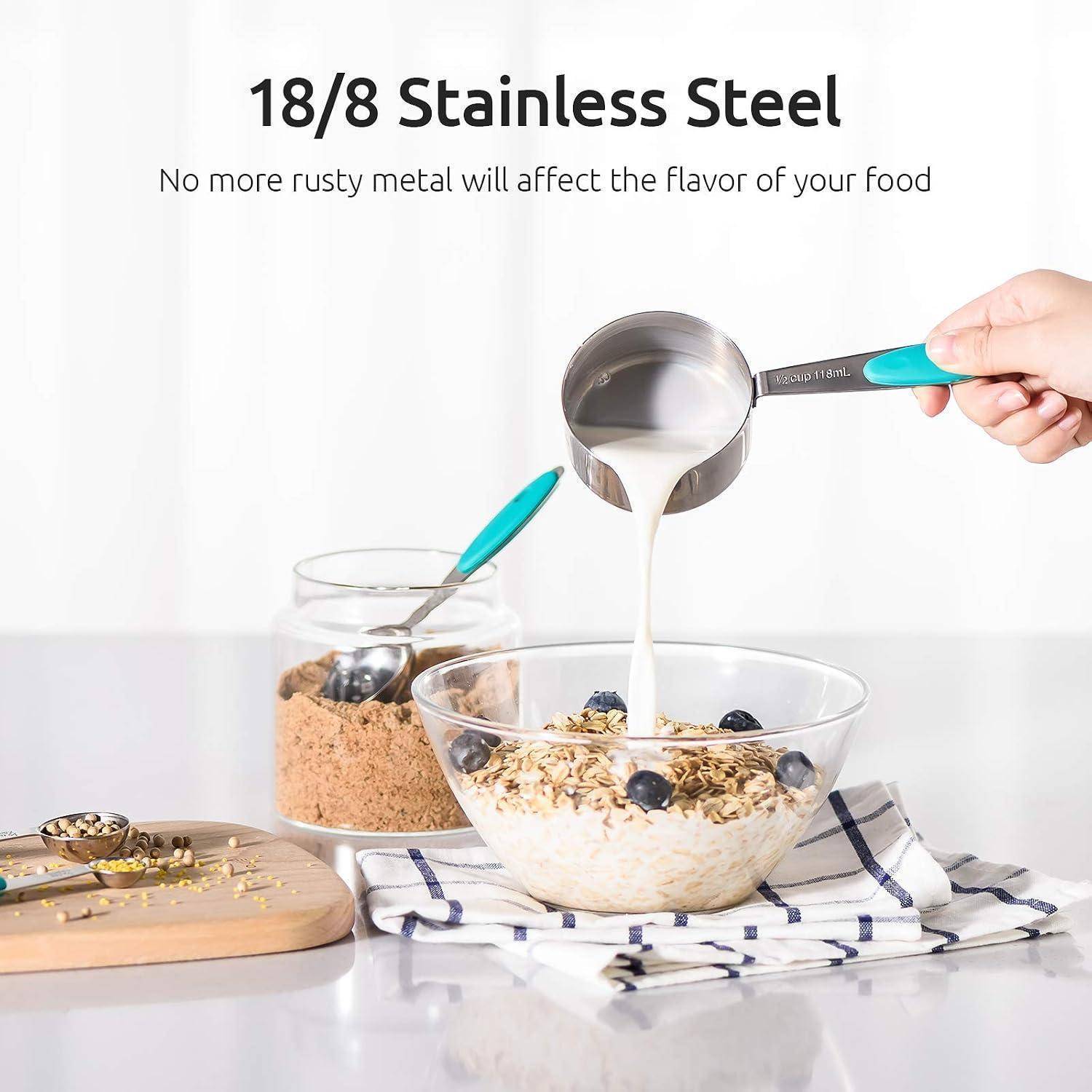 Werbung für 18/8-Edelstahl-Küchenutensilien: Eine Hand gießt Flüssigkeit aus einem Metallmessbecher in eine Schüssel mit Haferflocken und Beeren, mit Text, der besagt, dass kein rostendes Metall den Geschmack von Lebensmitteln beeinflusst.