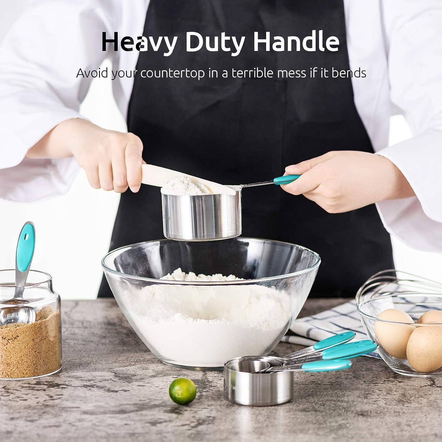 Person, der einen robusten Messlöffel verwendet, um Mehl über einer Rührschüssel zu ebnen, mit Text, der „Heavy Duty Handle" und „Vermeiden Sie ein schreckliches Durcheinander auf Ihrer Arbeitsplatte, wenn es sich verbiegt"" liest.