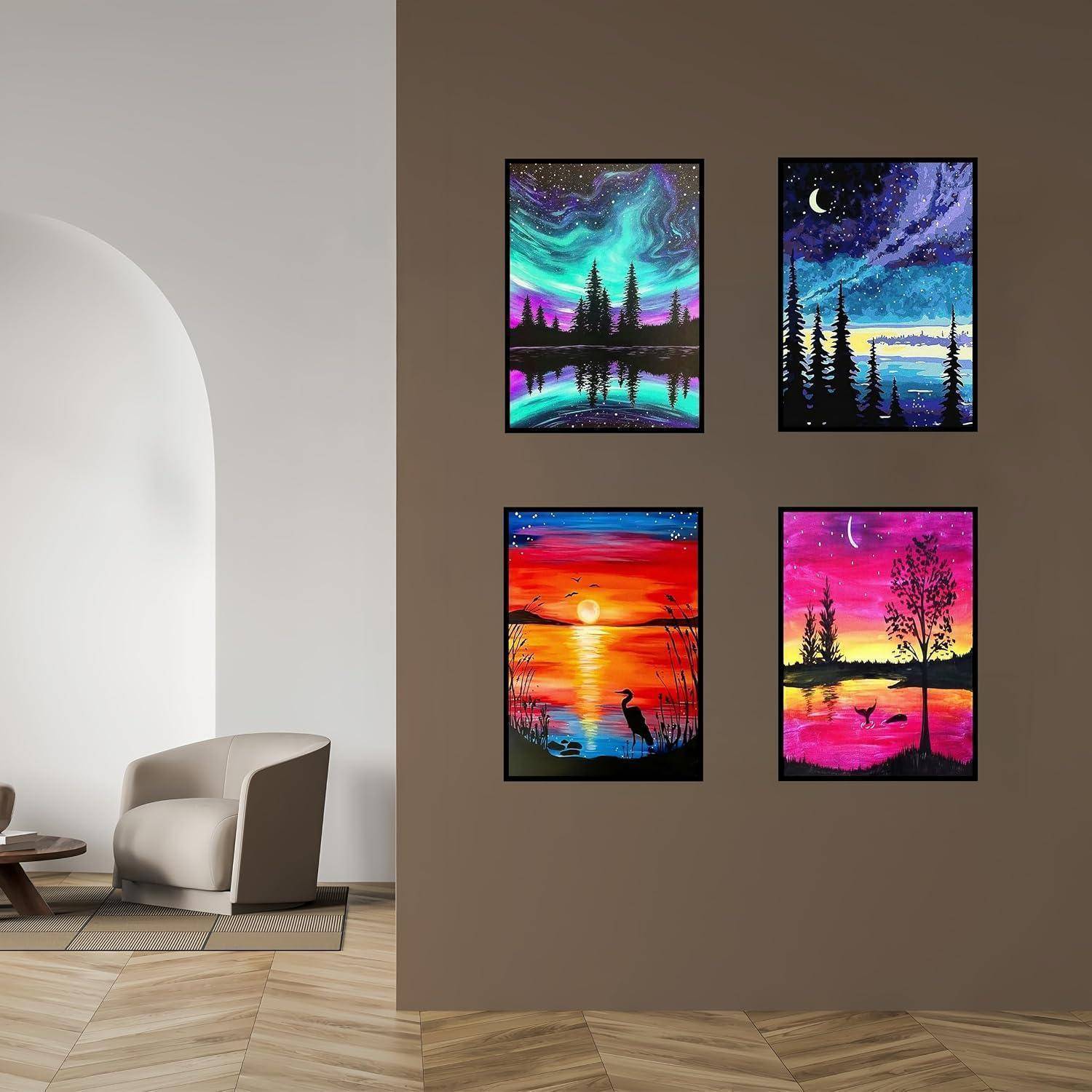 Interieur mit einem beigen Stuhl neben einer Wand, auf der vier farbenfrohe gerahmte Landschaftsgemälde von Sonnenuntergängen und Nachthimmeln ausgestellt sind.