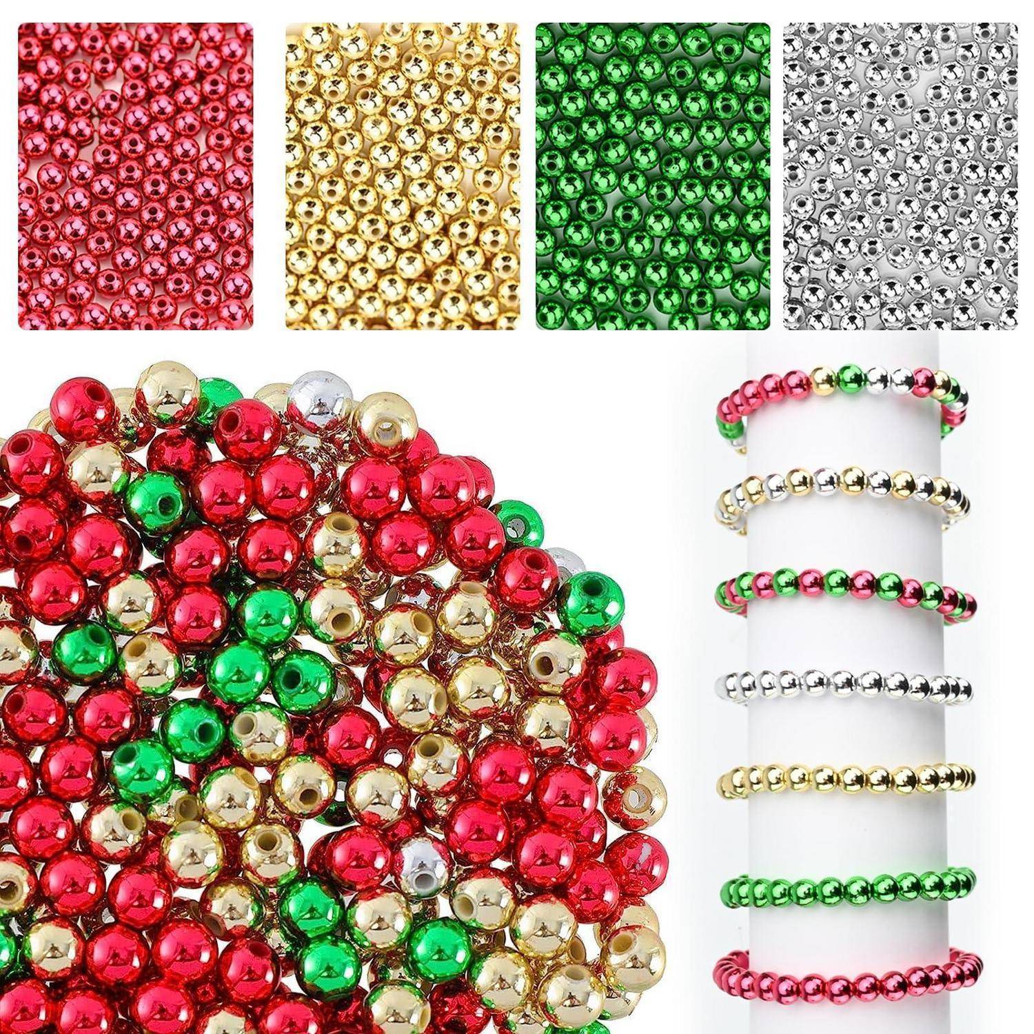 Mehrfarbige metallische Perlenstränge in Rot, Gold, Grün und Silber, dargestellt als Perlenblätter, ein Nahaufnahmehaufen und gestapelte Armbänder auf einem Ausstellungsständer.
