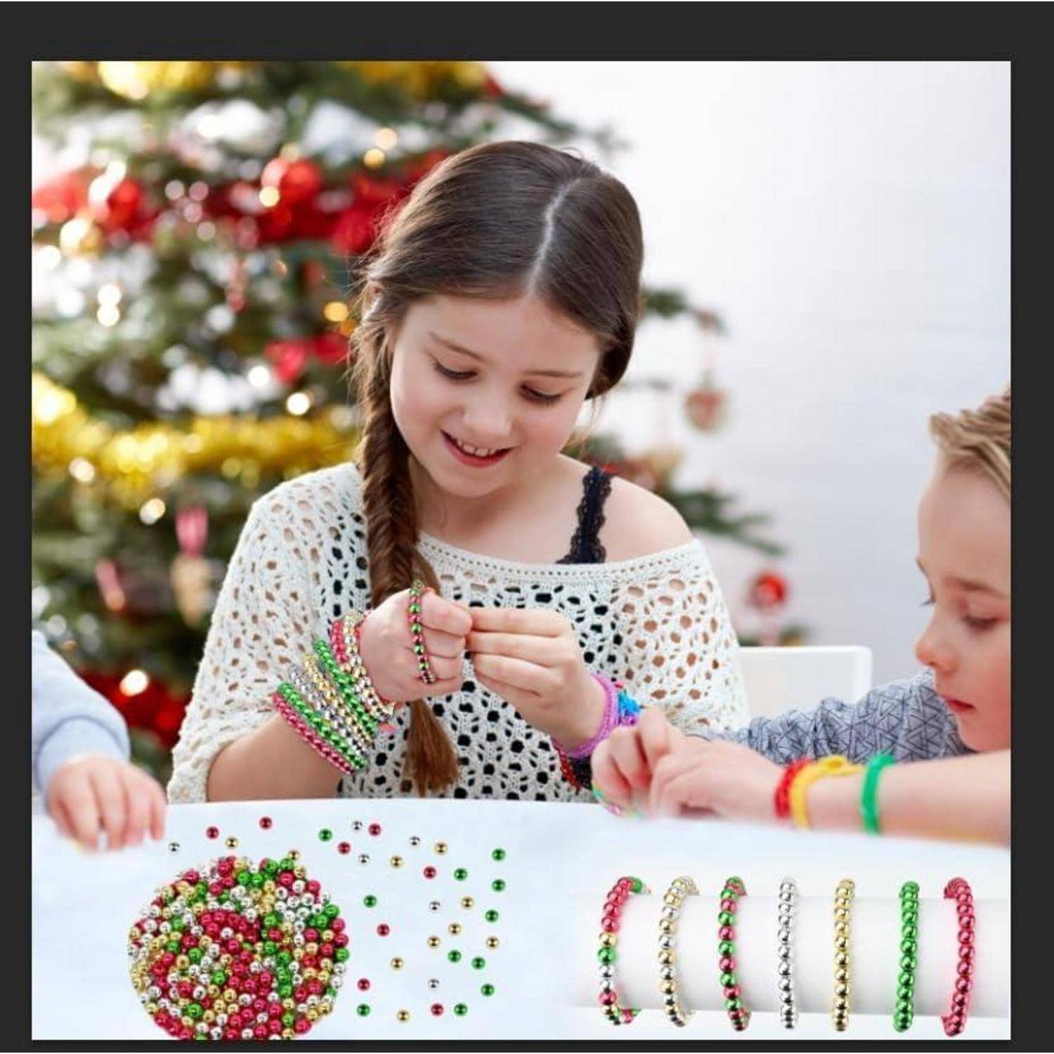Kinder stellen bunte Perlenbänder und Schmuckstücke an einem Tisch her, mit einem geschmückten Weihnachtsbaum im Hintergrund.