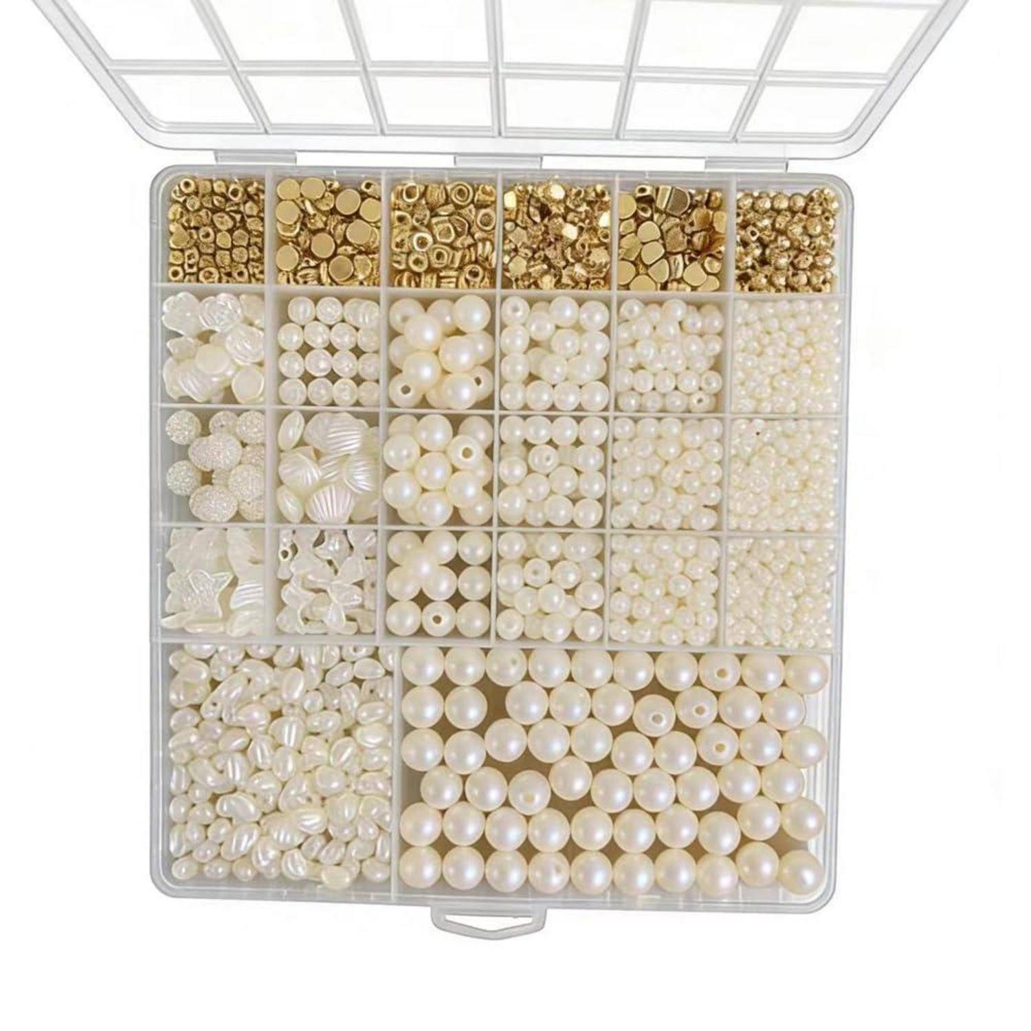 Transparente Kunststofforganizer-Box mit vielen Fächern, die assortierte weiße und goldene Perlen, Glasperlen und Muschelverzierungen für Schmuck oder Bastelprojekte enthält.