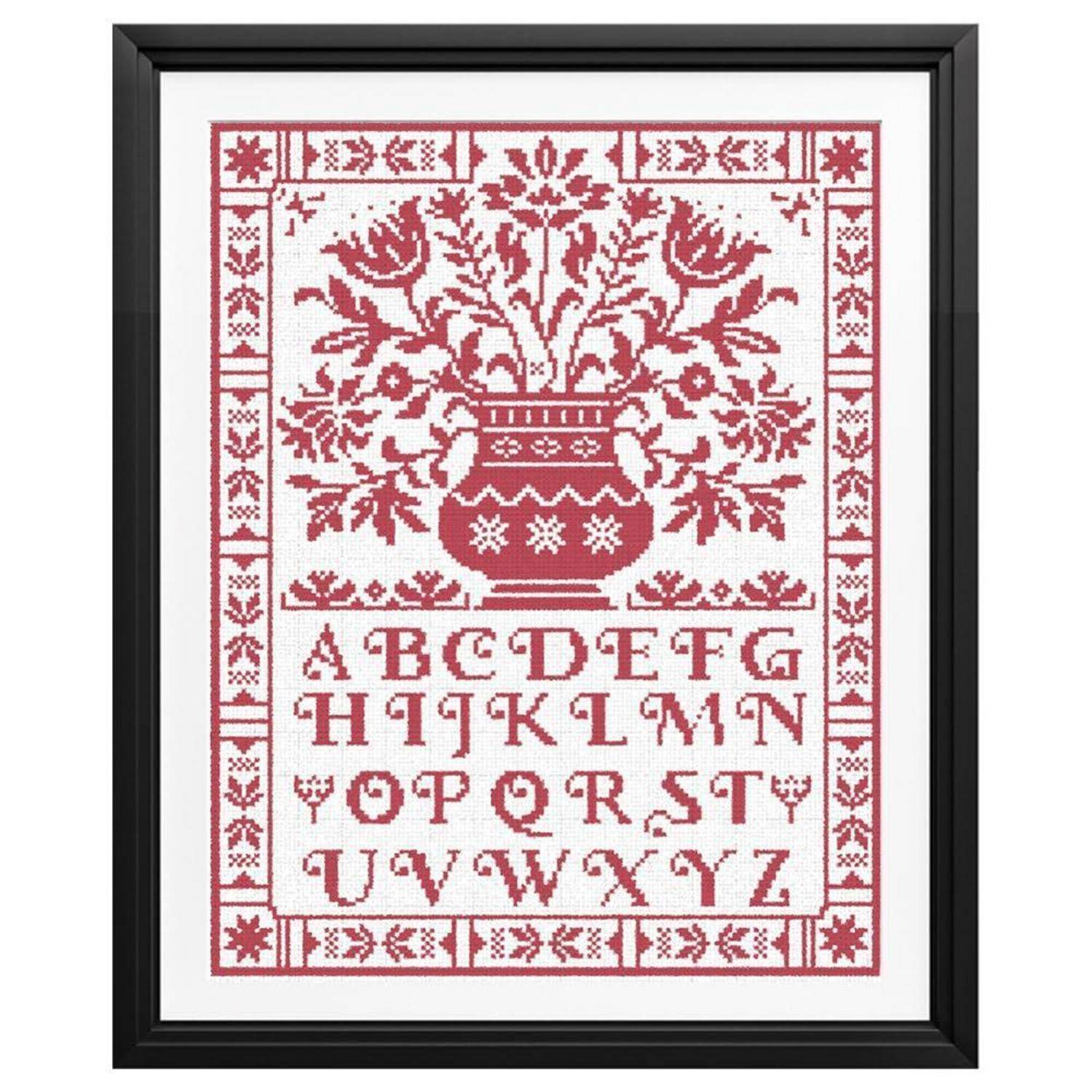 Eingerahmter roter Kreuzstickmuster mit einer Blumenvase und dem Alphabet A-Z, umgeben von dekorativen Mustern.